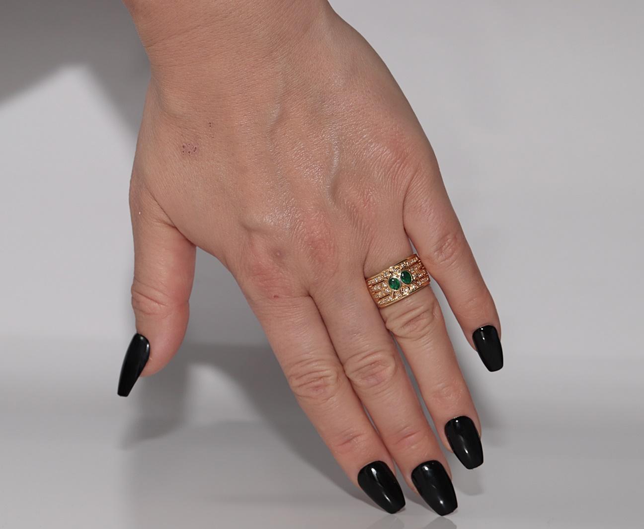 Vintage Circa 1980s 18k Gold Natural Diamond And Emerald Ring For Sale 7