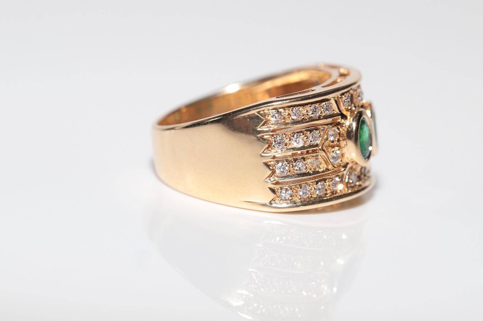 Vintage Circa 1980s 18k Gold Natural Diamond And Emerald Ring In Good Condition For Sale In Fatih/İstanbul, 34