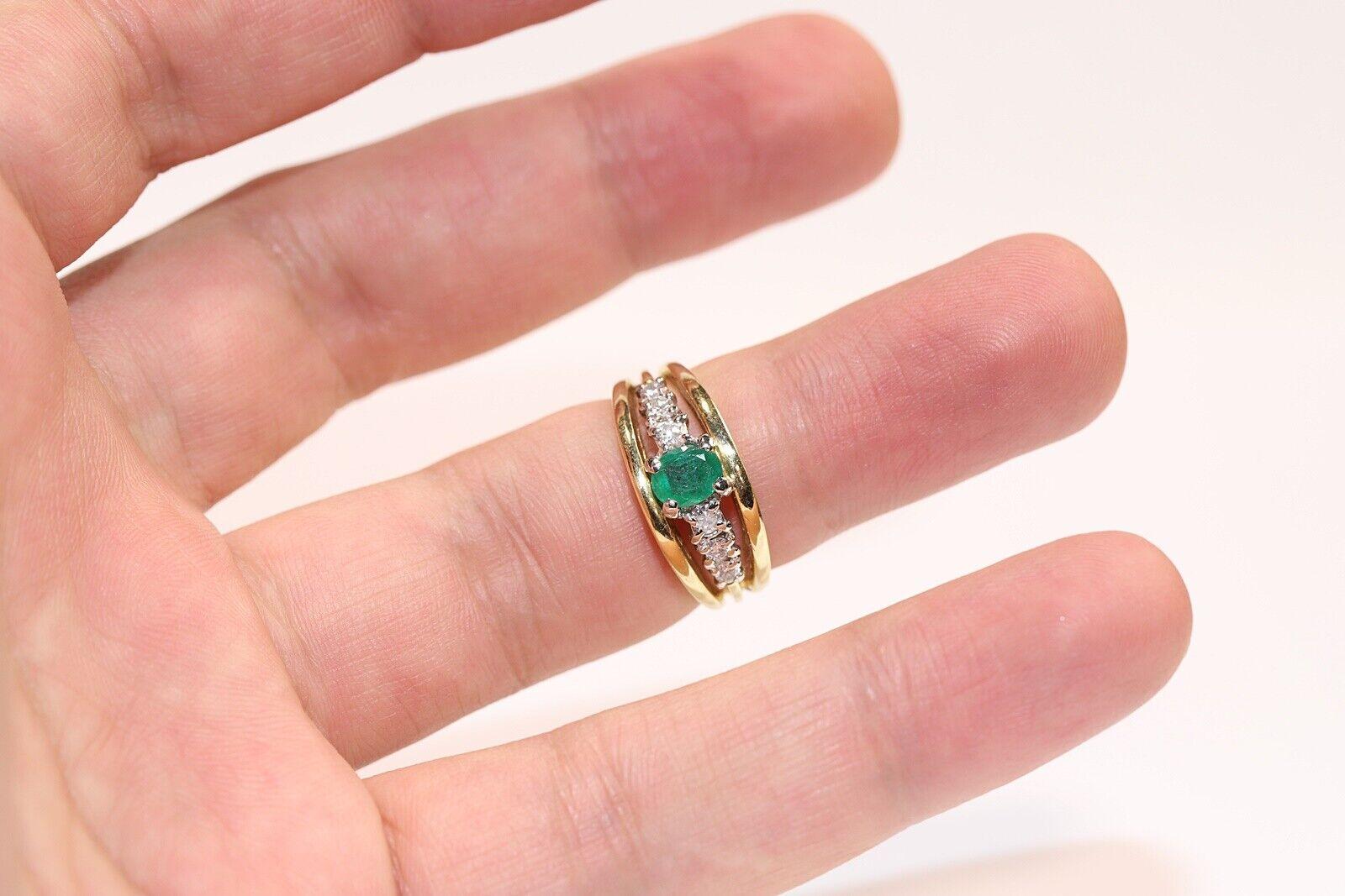 Vintage Circa 1980s 18k Gold Natural Diamond And Emerald Ring  For Sale 2