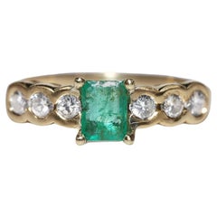 Vintage Circa 1980s 18k Gold Natural Diamond And  Emerald Ring