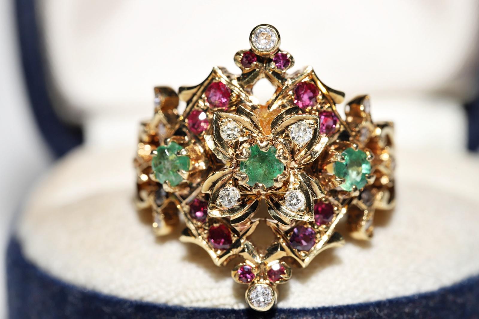 Vintage Circa 1980s 18k Gold Natural Diamond And Emerald Ruby Navette Ring In Good Condition For Sale In Fatih/İstanbul, 34