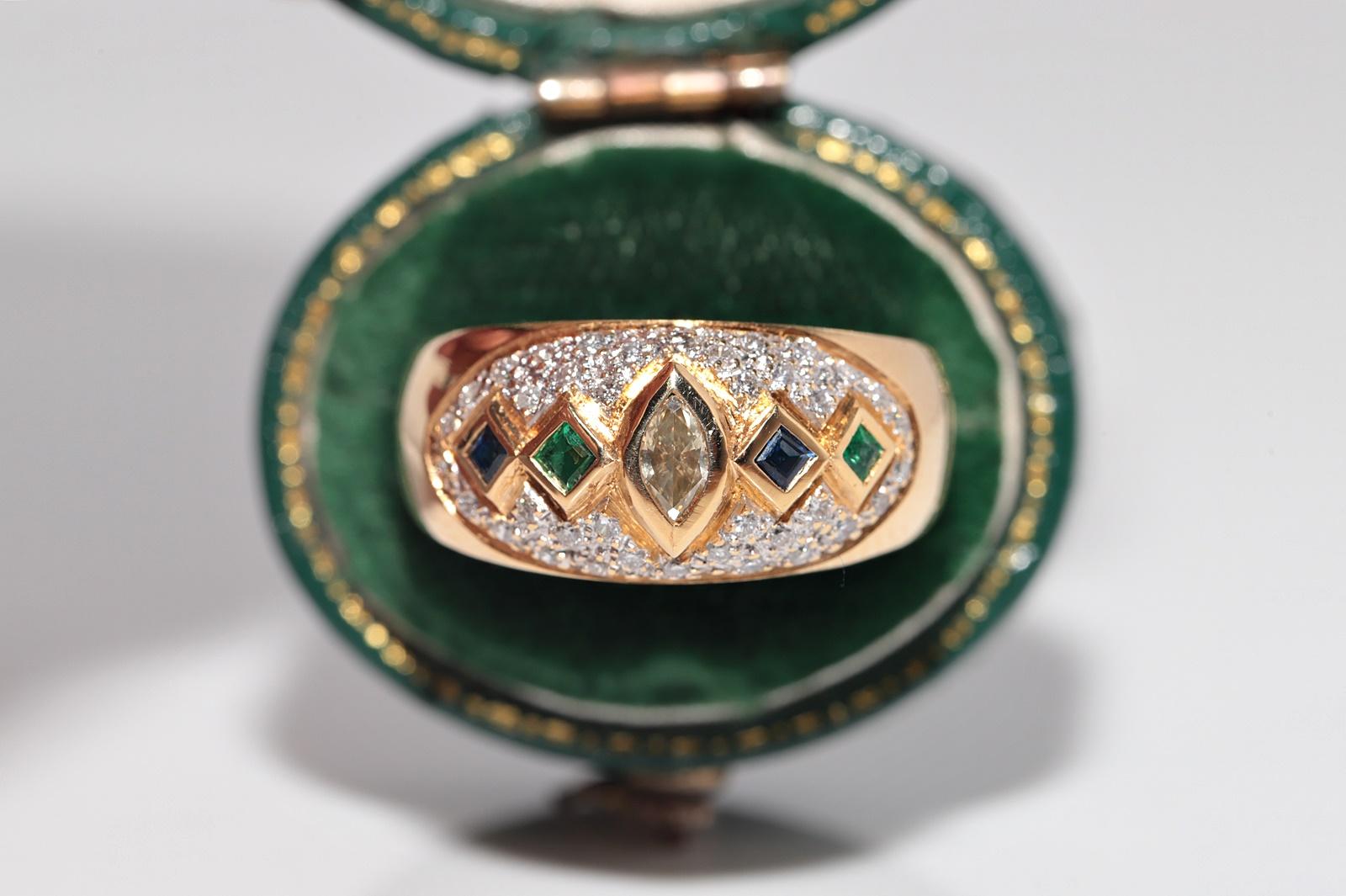 En très bon état.
Le poids total est de 5,1 grammes.
Au total, le diamant est de 0,55 ct.
Le diamant principal est de couleur jaune et de taille moyenne. 
Le diamant latéral est de couleur G-H et de pureté vvs1-vs1.
Totalement en émeraude et saphir