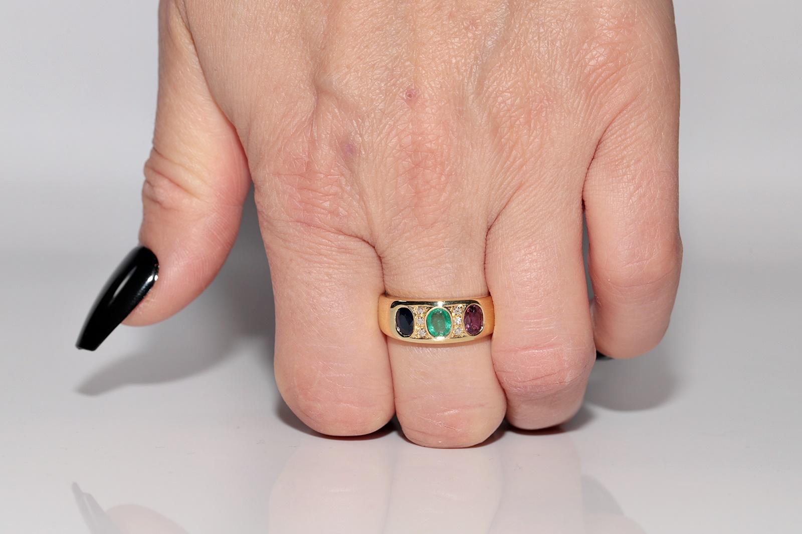 Retro Vintage Circa 1980s 18k Gold Natural Diamond And Emerald Sapphire Ruby Ring For Sale