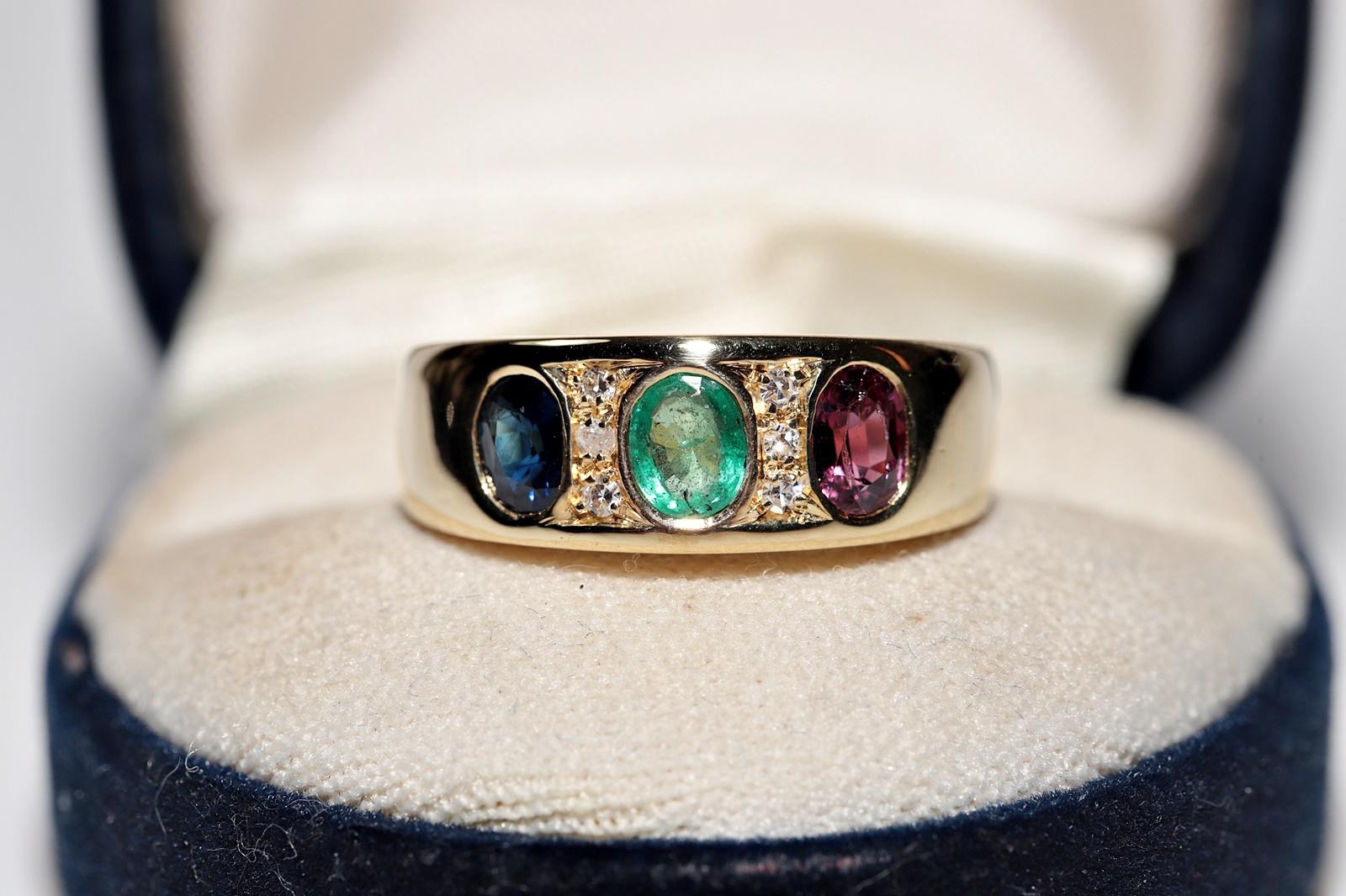Women's Vintage Circa 1980s 18k Gold Natural Diamond And Emerald Sapphire Ruby Ring For Sale