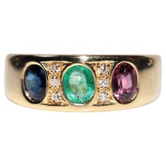 Vintage Circa 1980er Jahre 18k Gold Natürlicher Diamant und Smaragd Saphir Rubin Ring