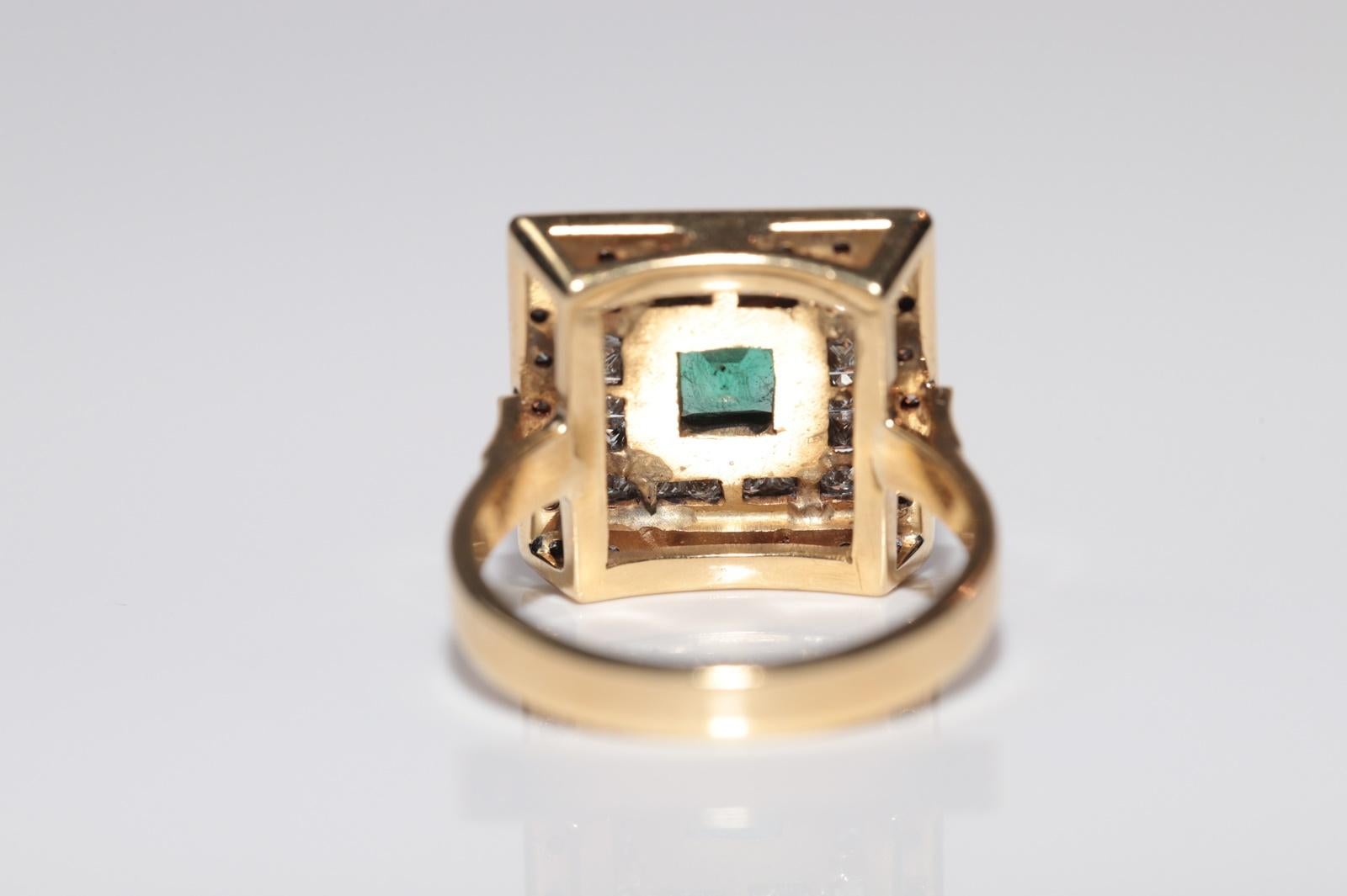 Vintage CIRCA 1980s 18k Gold Natürlicher Diamant und Smaragd Quadratischer Stil Ring im Angebot 4