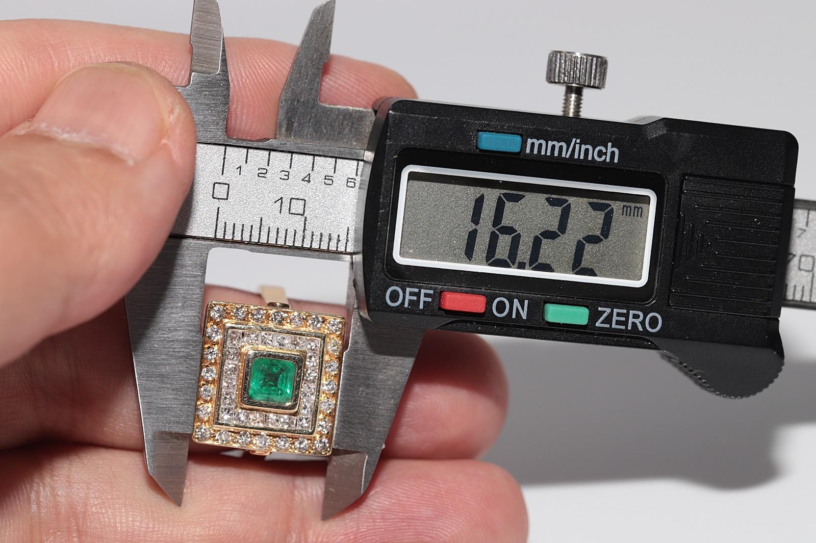 Vintage CIRCA 1980s 18k Gold Natürlicher Diamant und Smaragd Quadratischer Stil Ring im Angebot 6