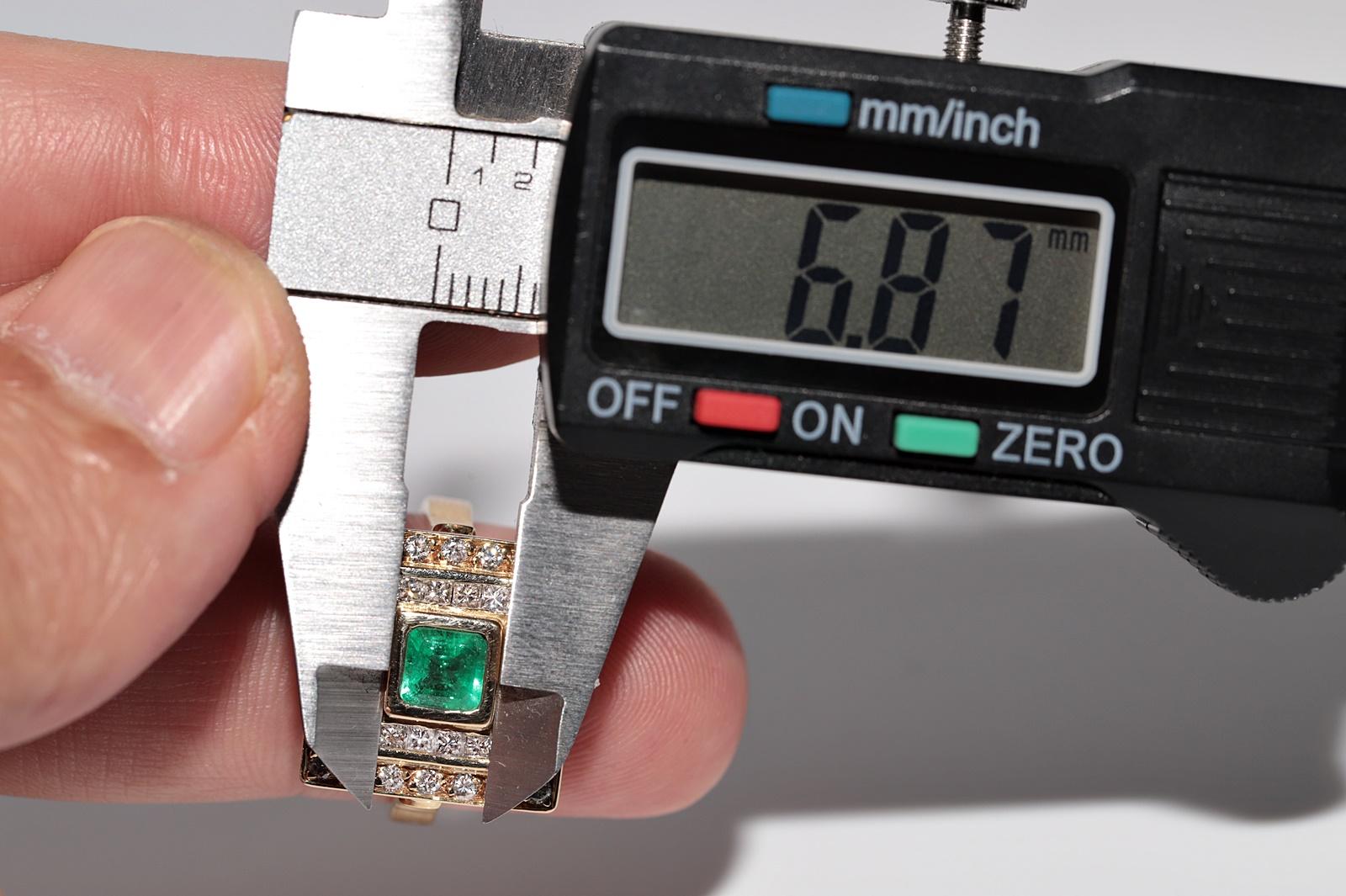 Vintage CIRCA 1980s 18k Gold Natürlicher Diamant und Smaragd Quadratischer Stil Ring im Angebot 10