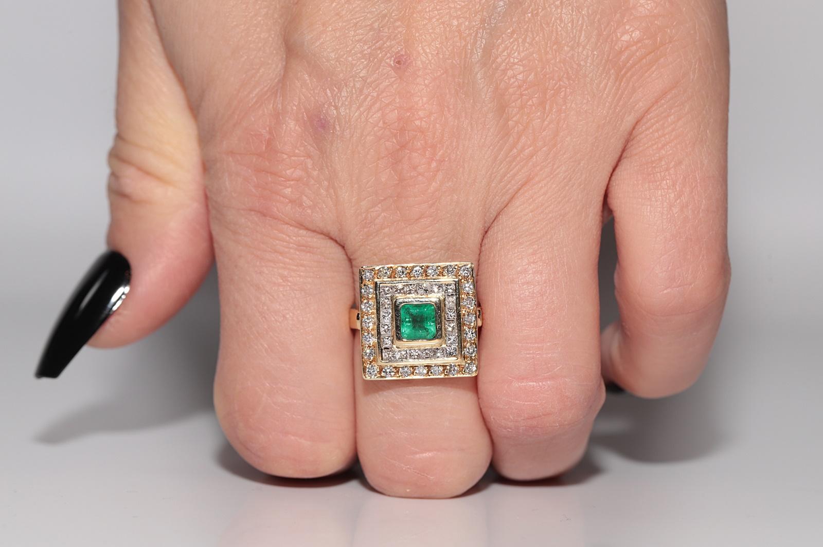 In sehr gutem Zustand.
Das Gesamtgewicht beträgt 8,3 Gramm.
Insgesamt ist Diamant 0,90 ct.
Der Diamant hat die Farbe G-H und die Reinheit Vs.
Insgesamt ist Smaragd 0.80 ct.
Ringgröße ist US 7.5
Wir können jede Größe herstellen.
Die Box ist nicht