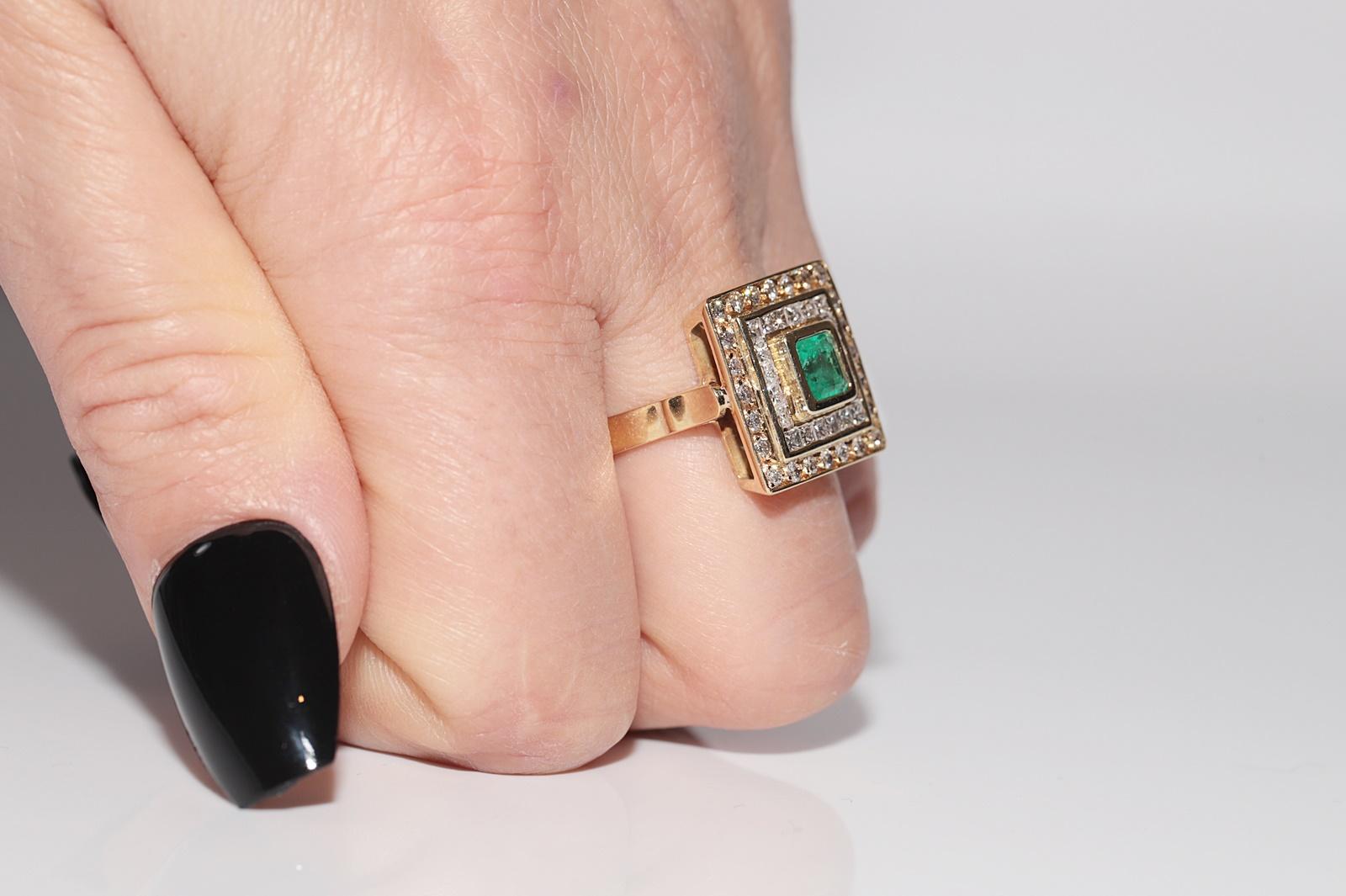 Vintage CIRCA 1980s 18k Gold Natürlicher Diamant und Smaragd Quadratischer Stil Ring (Brillantschliff) im Angebot