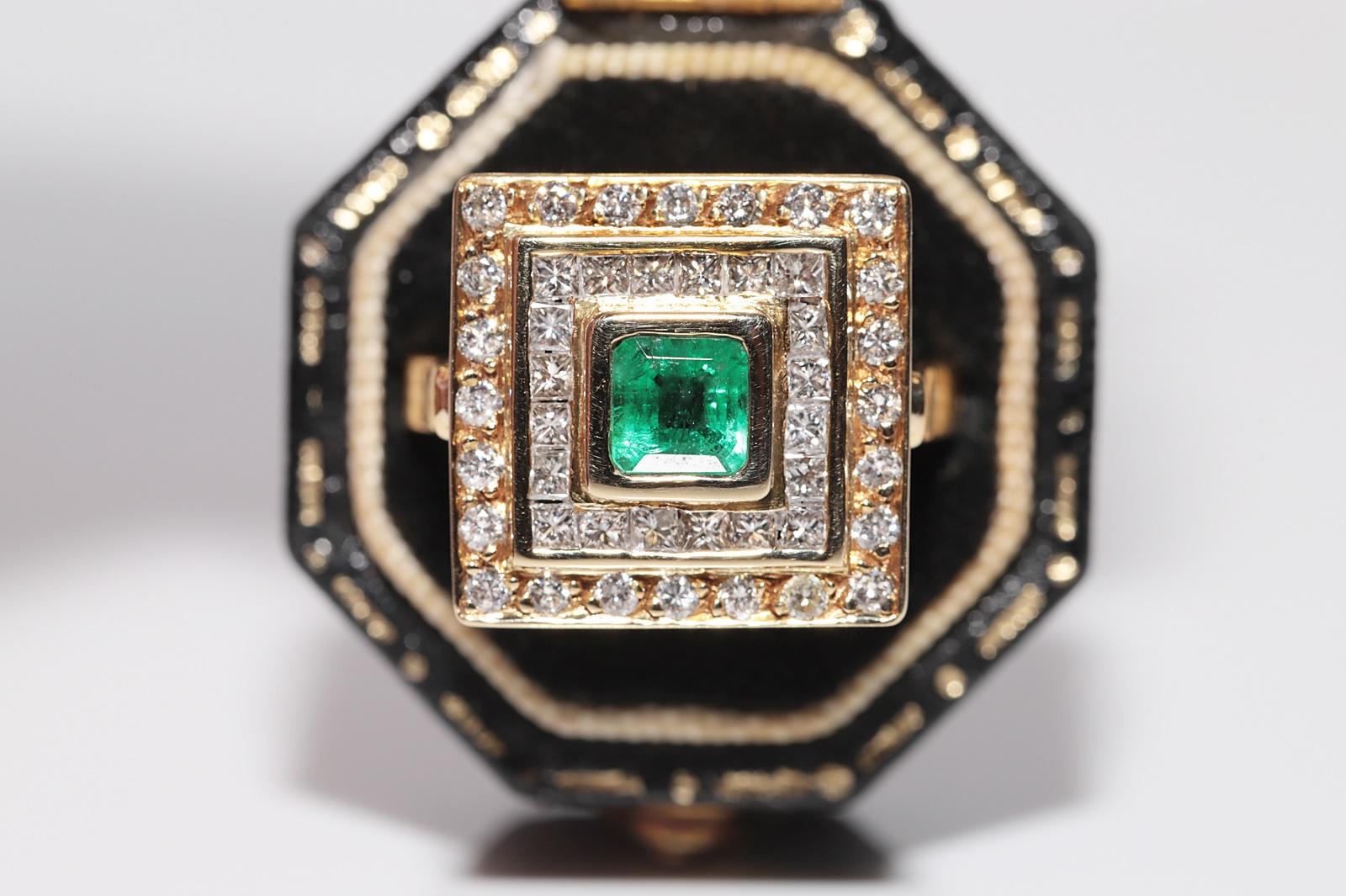 Vintage Circa 1980s 18k Gold Natural Diamond And Emerald Square Style Ring In Good Condition For Sale In Fatih/İstanbul, 34