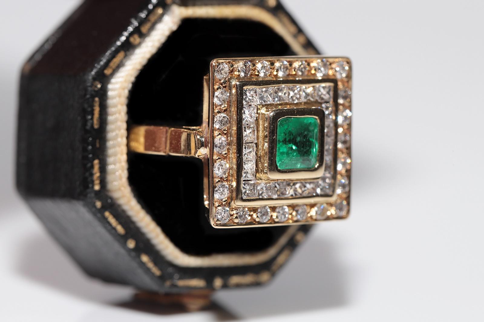 Vintage CIRCA 1980s 18k Gold Natürlicher Diamant und Smaragd Quadratischer Stil Ring Damen im Angebot