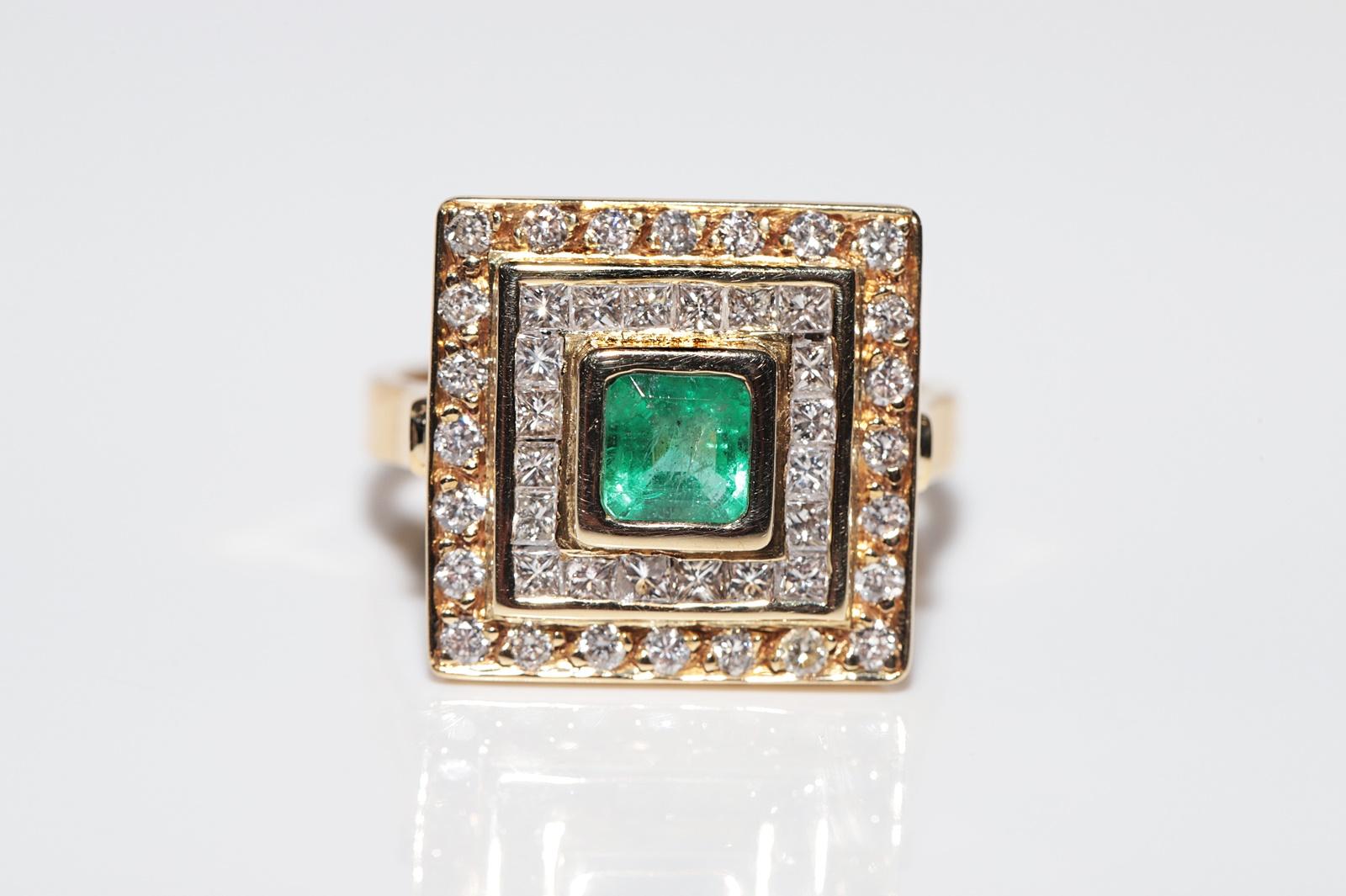 Vintage CIRCA 1980s 18k Gold Natürlicher Diamant und Smaragd Quadratischer Stil Ring im Angebot 1