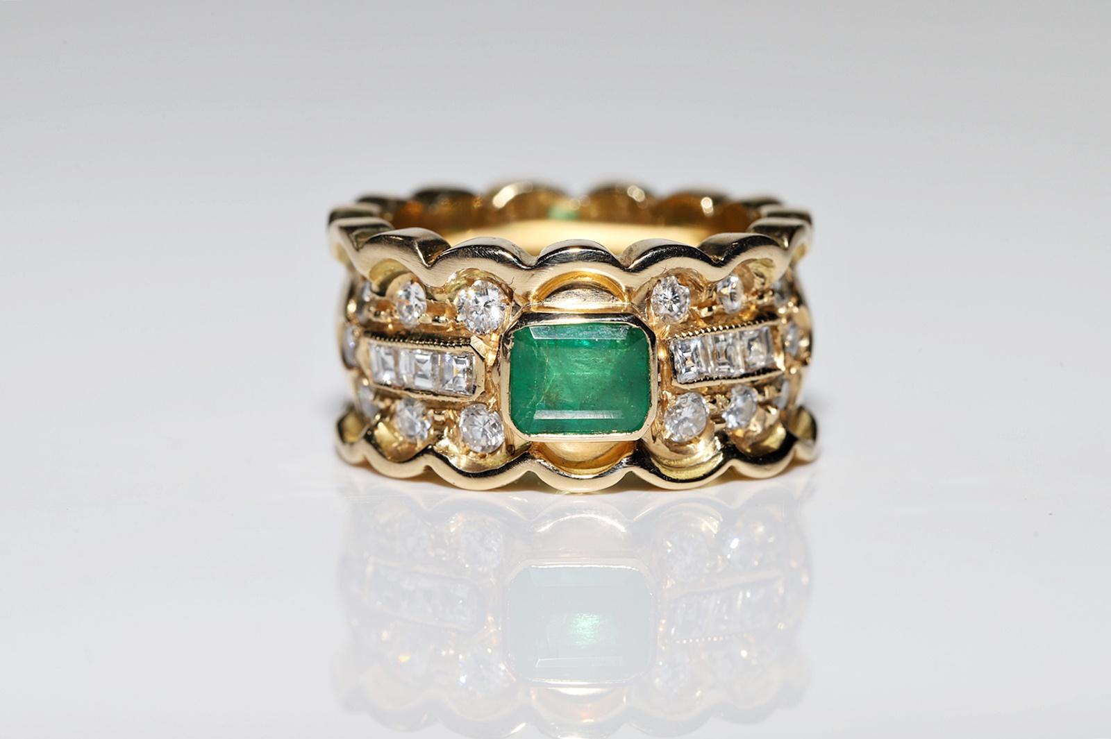Vintage Circa 1980s 18k Gold Natural Diamond And Emerald Strong Tank Ring In Good Condition For Sale In Fatih/İstanbul, 34