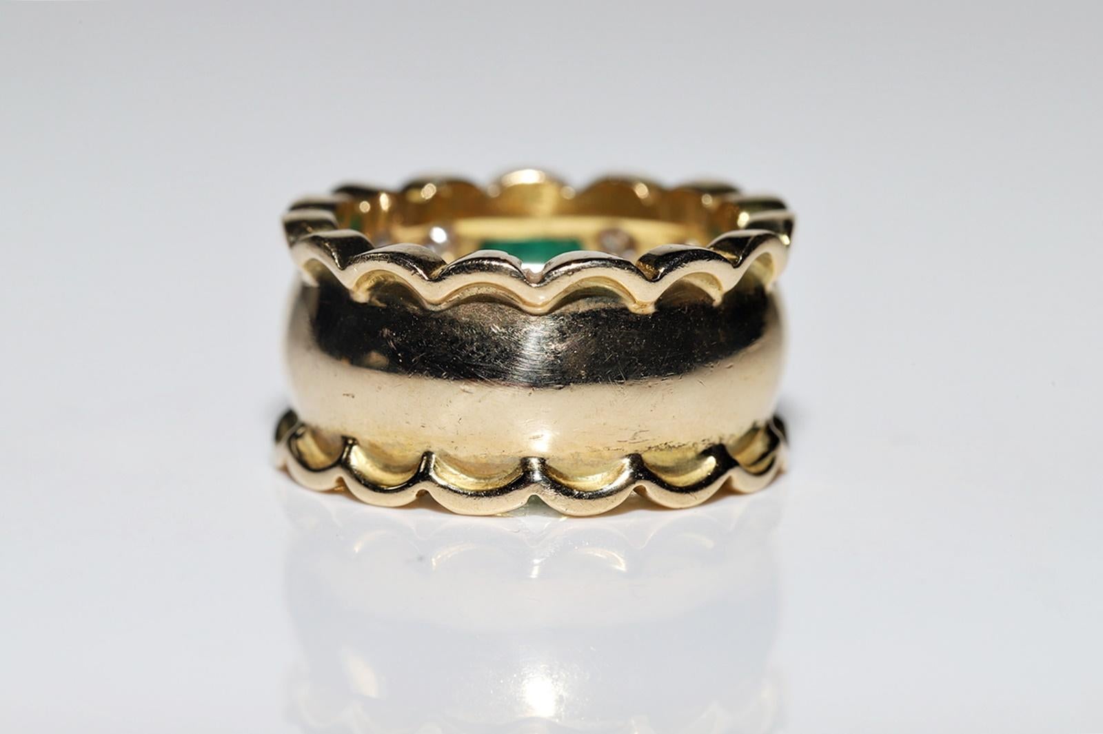 Vintage Circa 1980s 18k Gold Natural Diamond And Emerald Strong Tank Ring For Sale 2