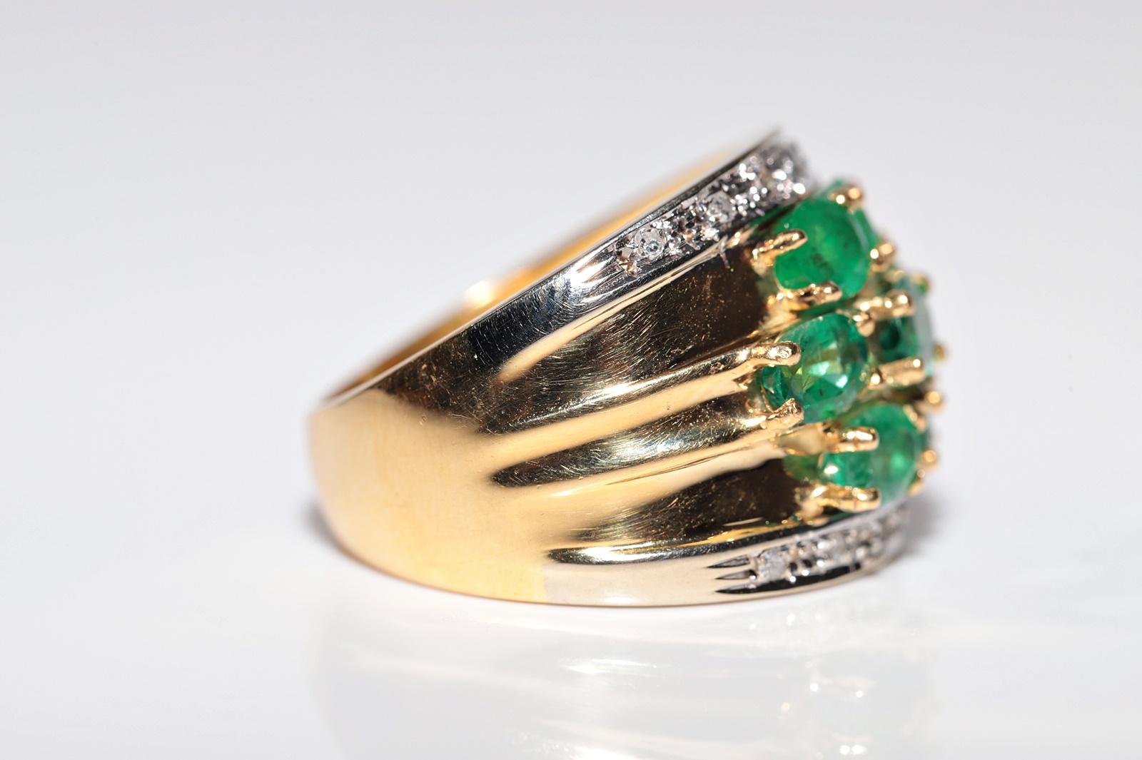 Vintage Circa 1980s 18k Gold Natural Diamond And Emerlad Ring For Sale 4