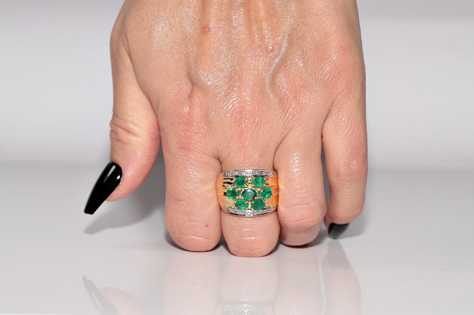 Retro Vintage Circa 1980s 18k Gold Natural Diamond And Emerlad Ring For Sale