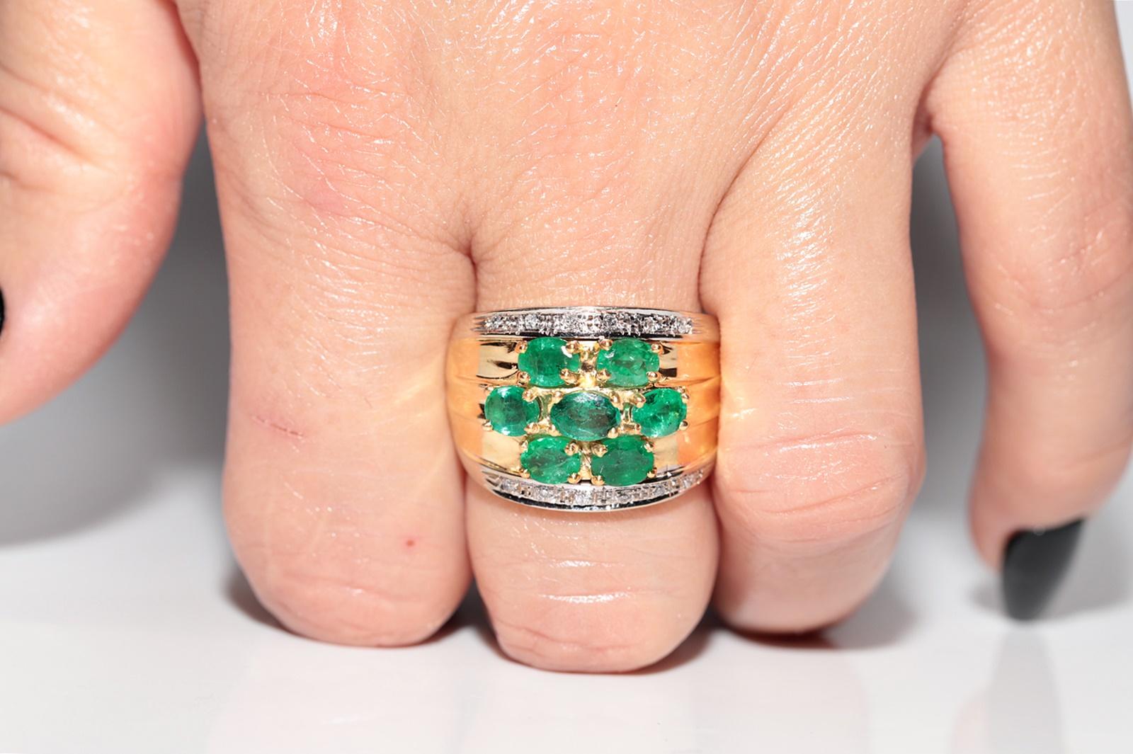 Brilliant Cut Vintage Circa 1980s 18k Gold Natural Diamond And Emerlad Ring For Sale