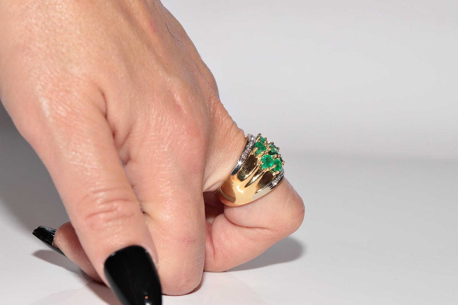 Vintage Circa 1980s 18k Gold Natural Diamond And Emerlad Ring In Good Condition For Sale In Fatih/İstanbul, 34