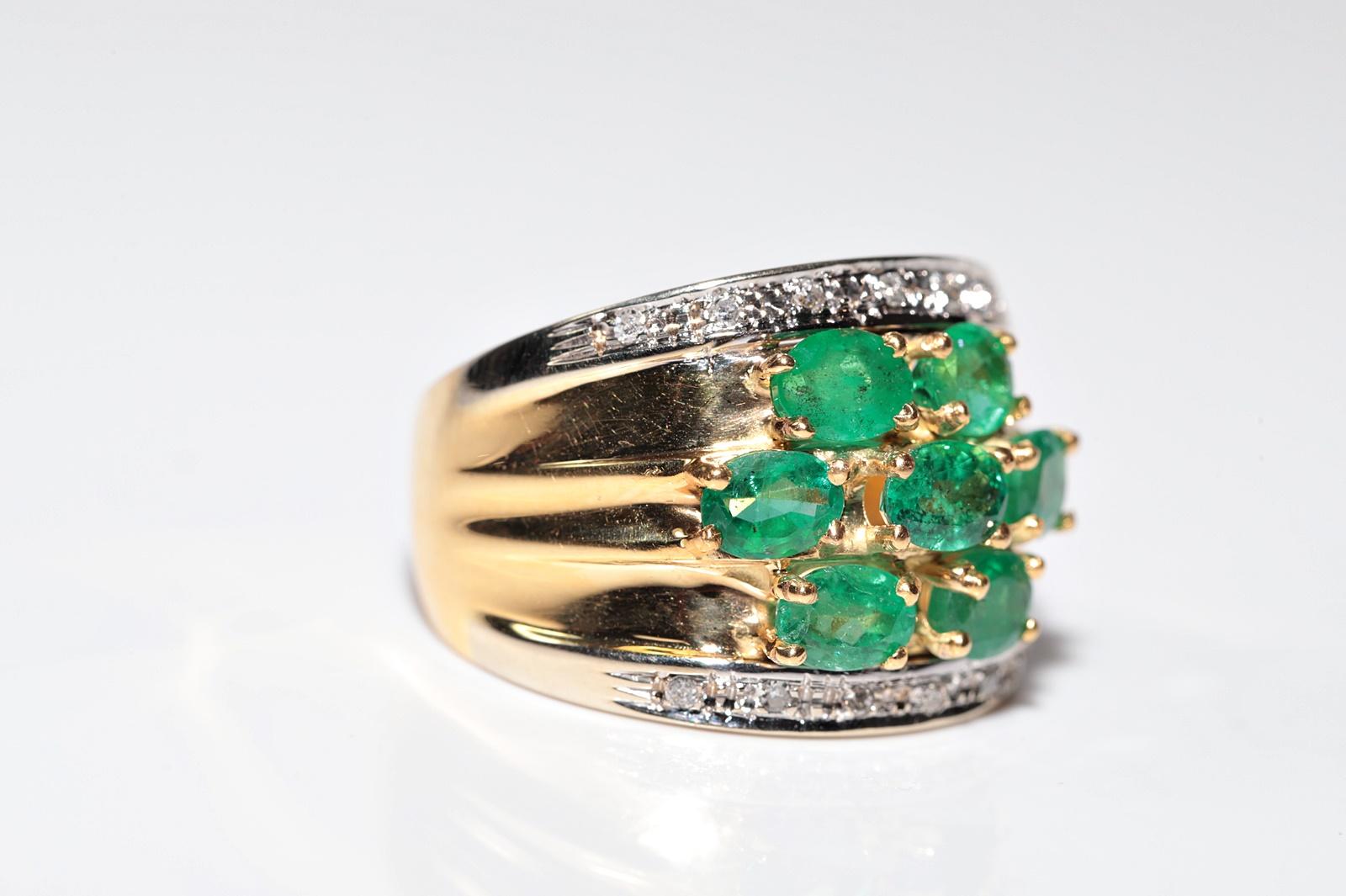 Vintage Circa 1980s 18k Gold Natural Diamond And Emerlad Ring For Sale 2