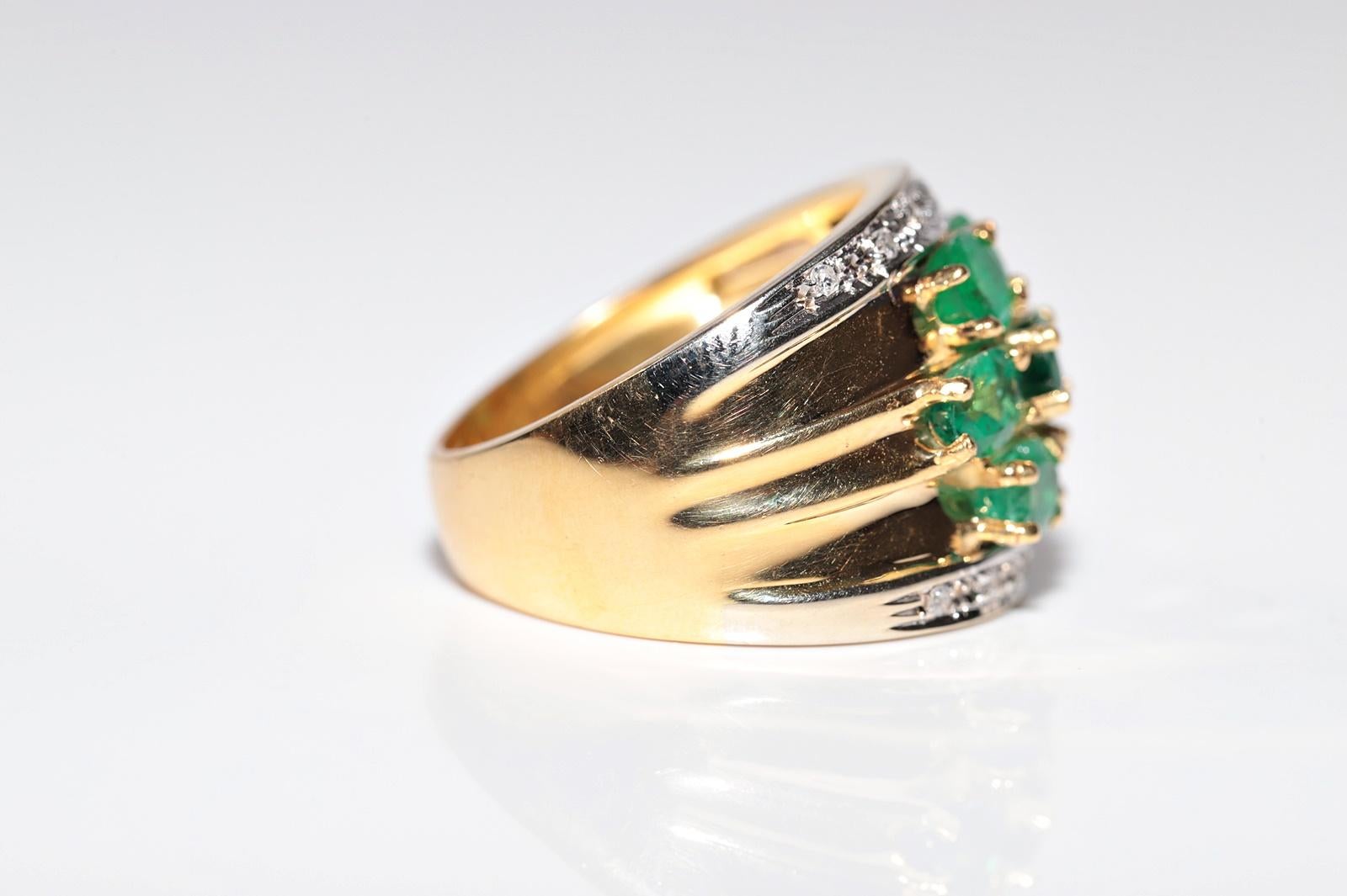 Vintage Circa 1980s 18k Gold Natural Diamond And Emerlad Ring For Sale 3