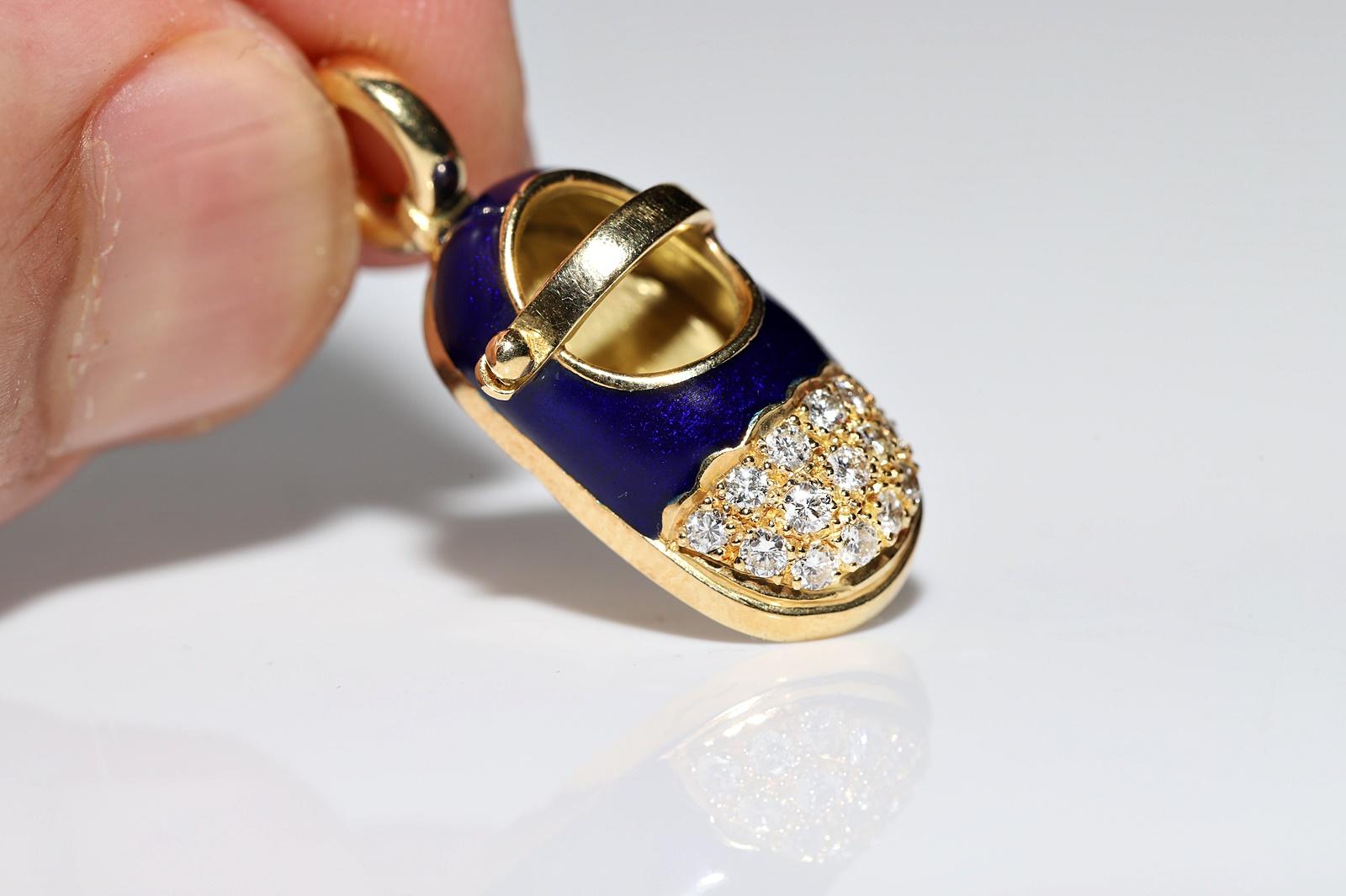 Vintage Circa 1980er Jahre 18k Gold Natürlicher Diamant und Emaille Dekorierte Schuhe Anhänger (Brillantschliff) im Angebot