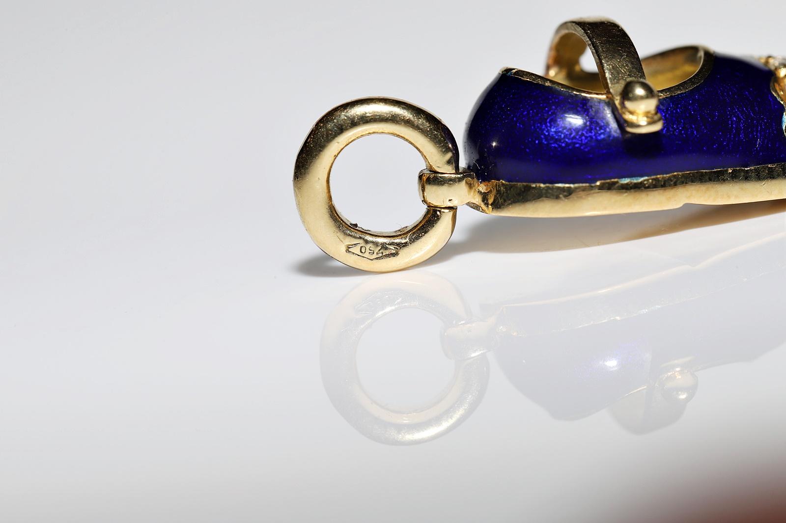 Vintage Circa 1980er Jahre 18k Gold Natürlicher Diamant und Emaille Dekorierte Schuhe Anhänger Damen im Angebot