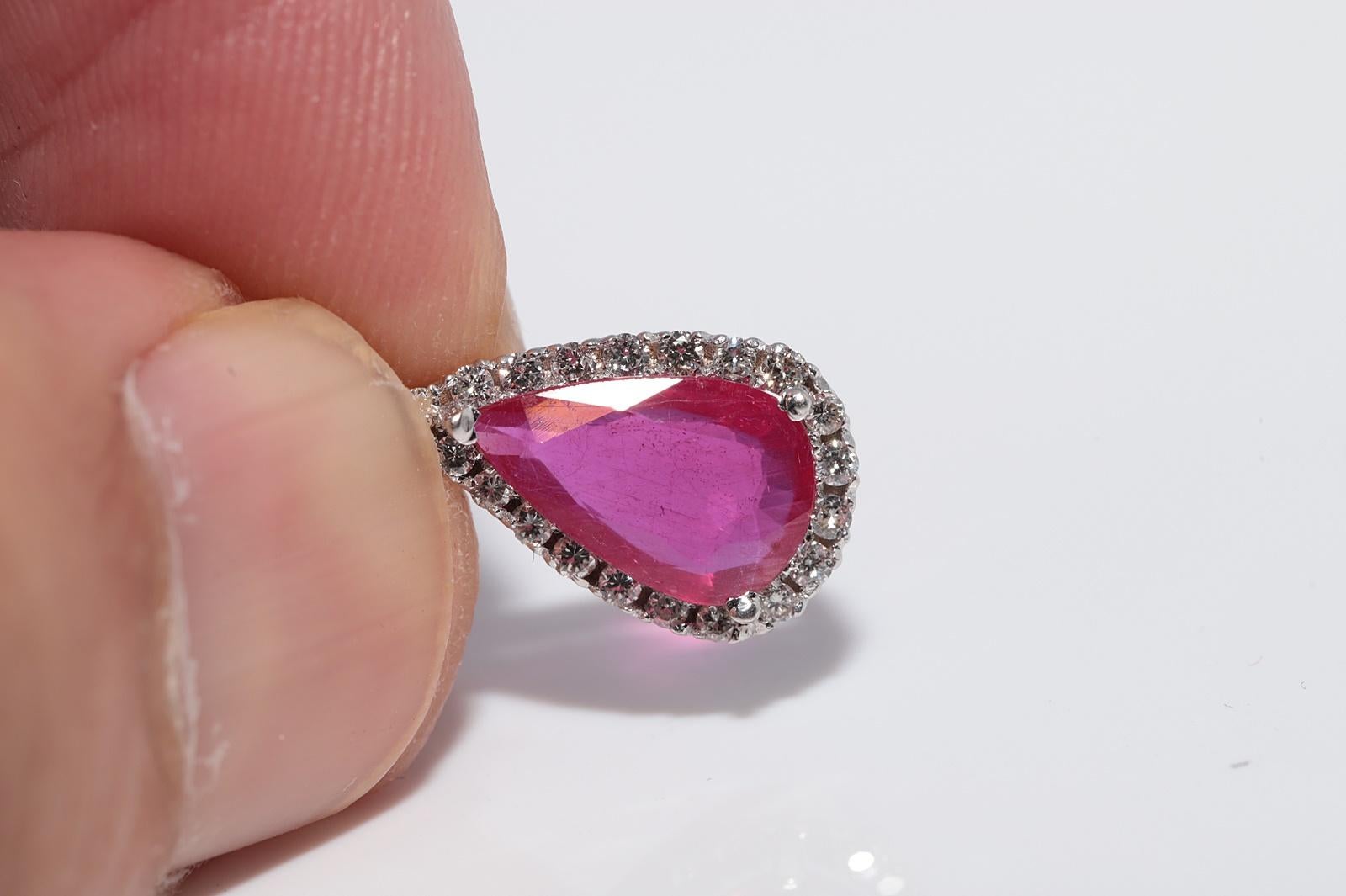 Vintage Circa 1980s 18k Gold Natural Diamond And Heated Ruby Drop Earring For Sale 4