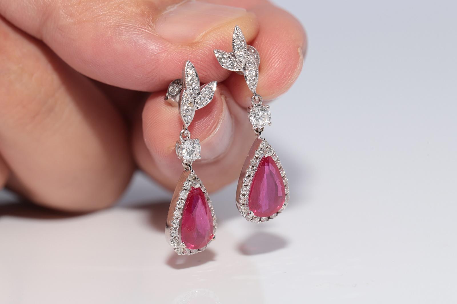 Vintage Circa 1980s 18k Gold Natural Diamond And Heated Ruby Drop Earring In Good Condition For Sale In Fatih/İstanbul, 34
