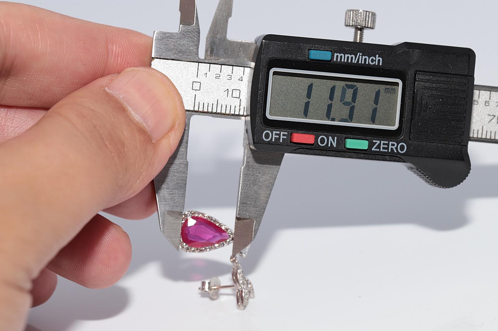 Vintage Circa 1980s 18k Gold Natural Diamond And Heated Ruby Drop Earring For Sale 3