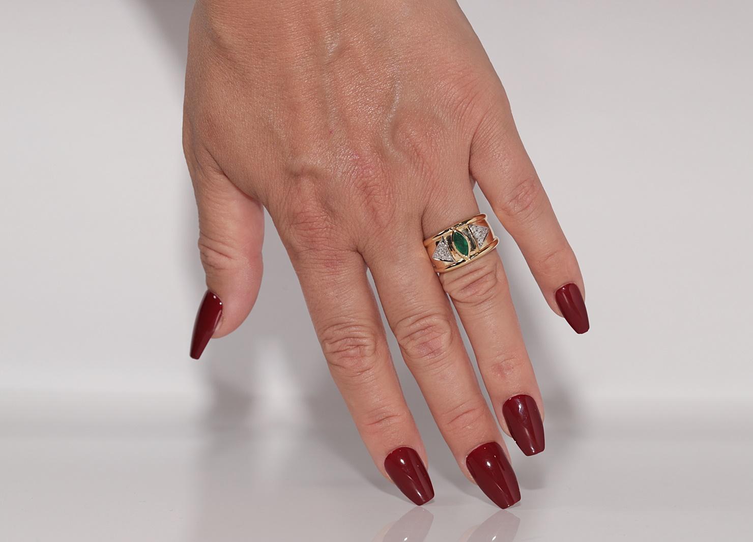 In ottime condizioni.
Il peso totale è di 8,1 grammi.
Totalmente è un diamante da 0,50 ct.
Il diamante ha colore H-I e purezza s1-s2.
Totalmente è smeraldo da 0,85 ct.
La misura dell'anello è US 7
Possiamo realizzare qualsiasi dimensione.
Per