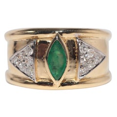 Anillo vintage circa años 80 de oro de 18k con diamante natural y esmeralda talla marquesa