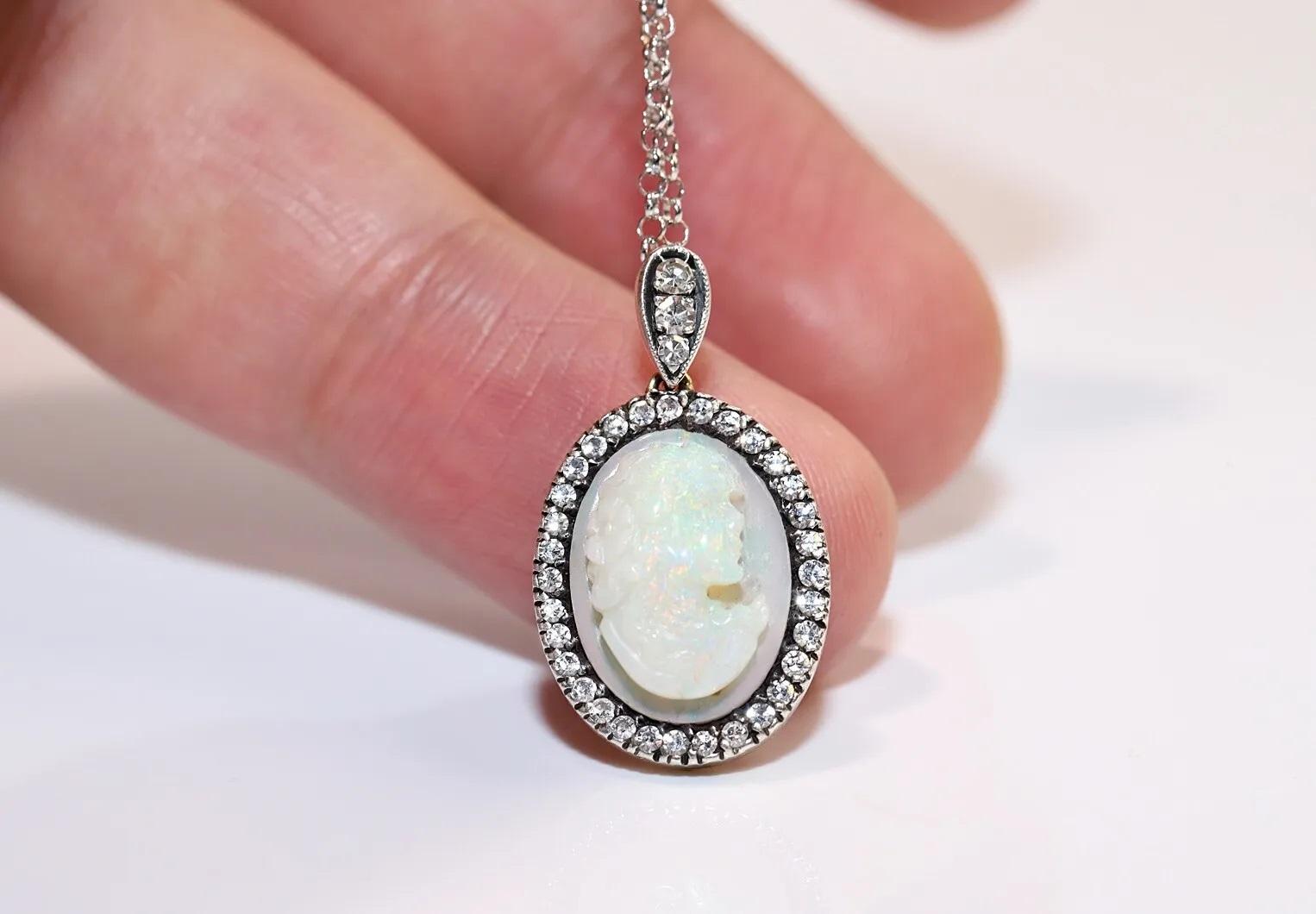 Vintage Circa 1980s 18k Gold Natural Diamond And Opal Decorated Pendant Necklace For Sale 4