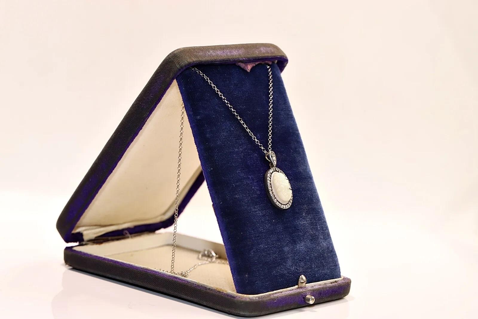 Halskette mit Anhänger, Vintage, ca. 1980er Jahre, 18 Karat Gold, natürlicher Diamant und Opal, dekoriert (Retro) im Angebot