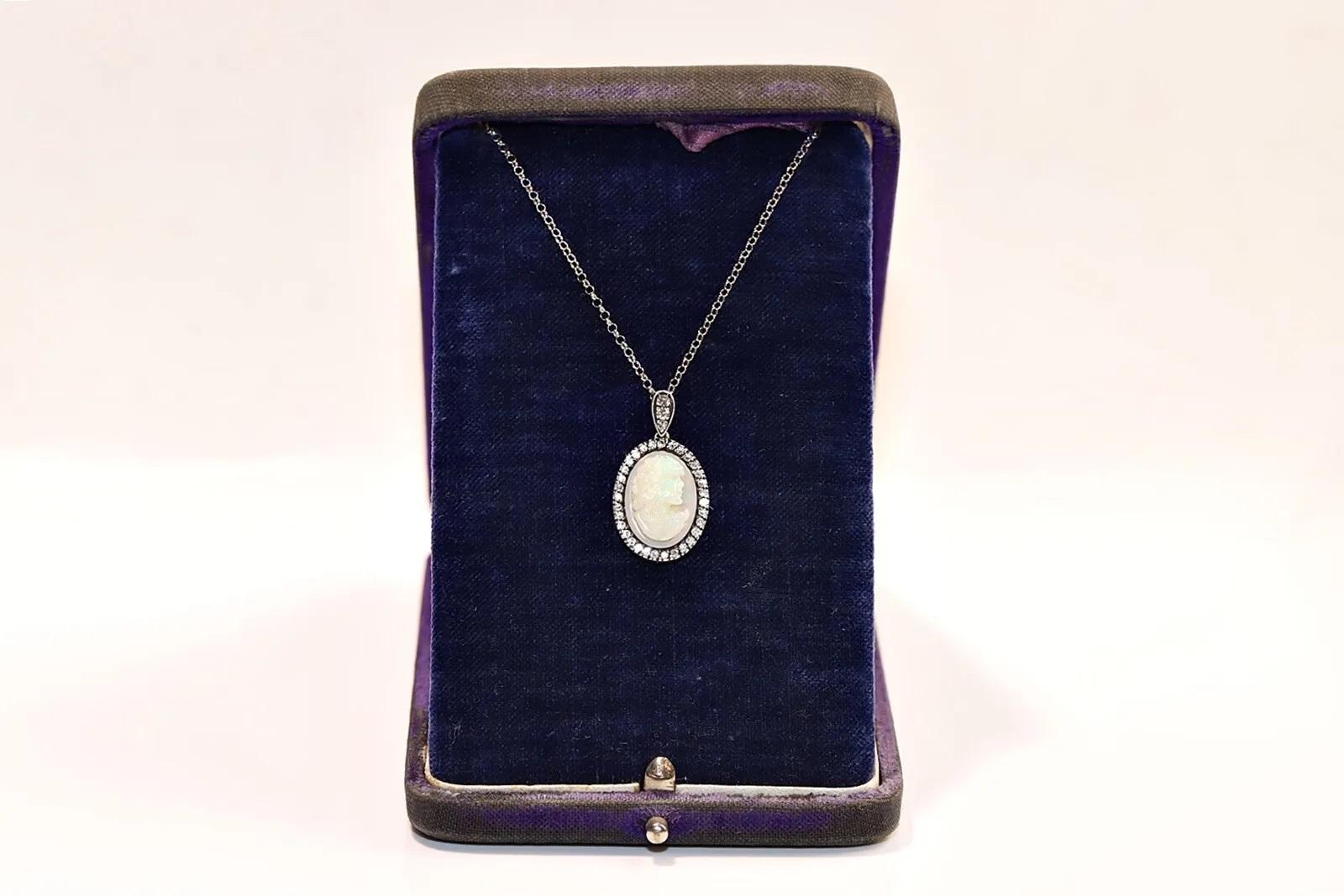 Halskette mit Anhänger, Vintage, ca. 1980er Jahre, 18 Karat Gold, natürlicher Diamant und Opal, dekoriert (Brillantschliff) im Angebot
