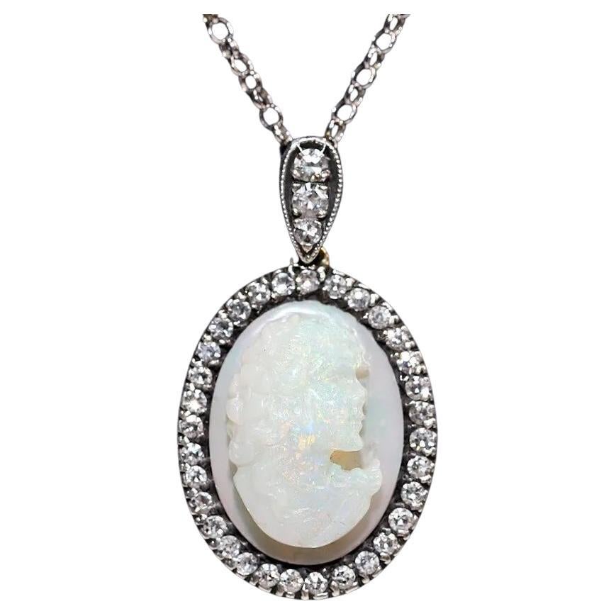 Collana con ciondolo decorato con diamanti naturali e opali in oro 18k, vintage, anni '80 circa.