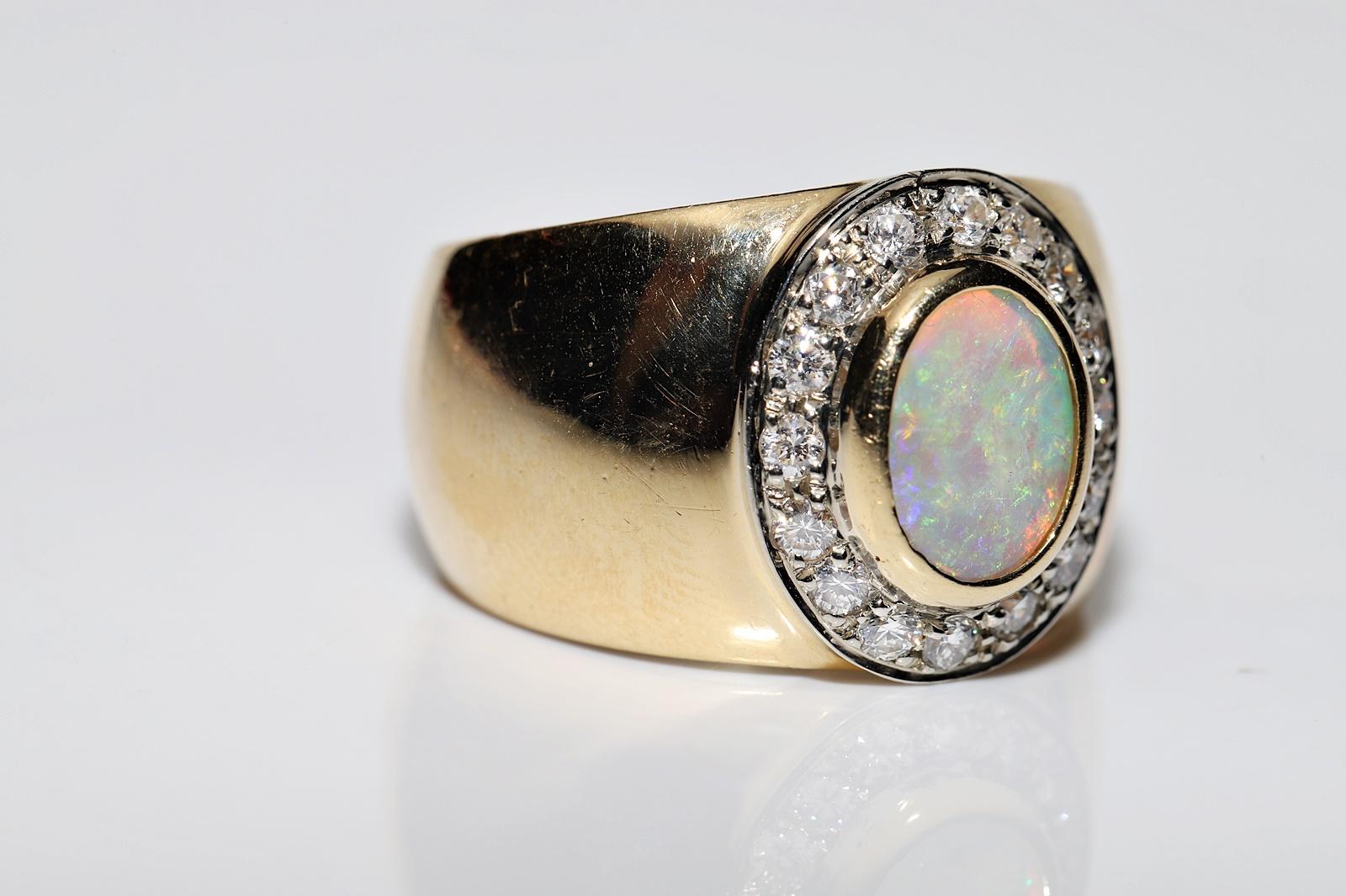 Retro Vintage Circa 1980s 18k Gold Natural Diamond And Opal Decorated Ring  For Sale