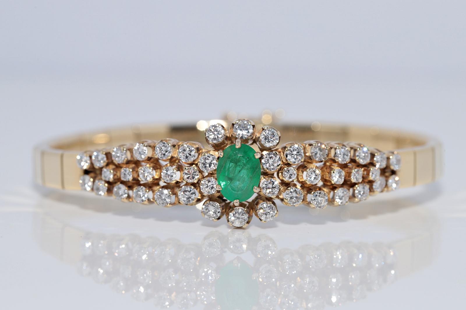 Vintage Circa 1980s 18k Gold Natural Diamond And Oval Cut Emerald Bracelet For Sale