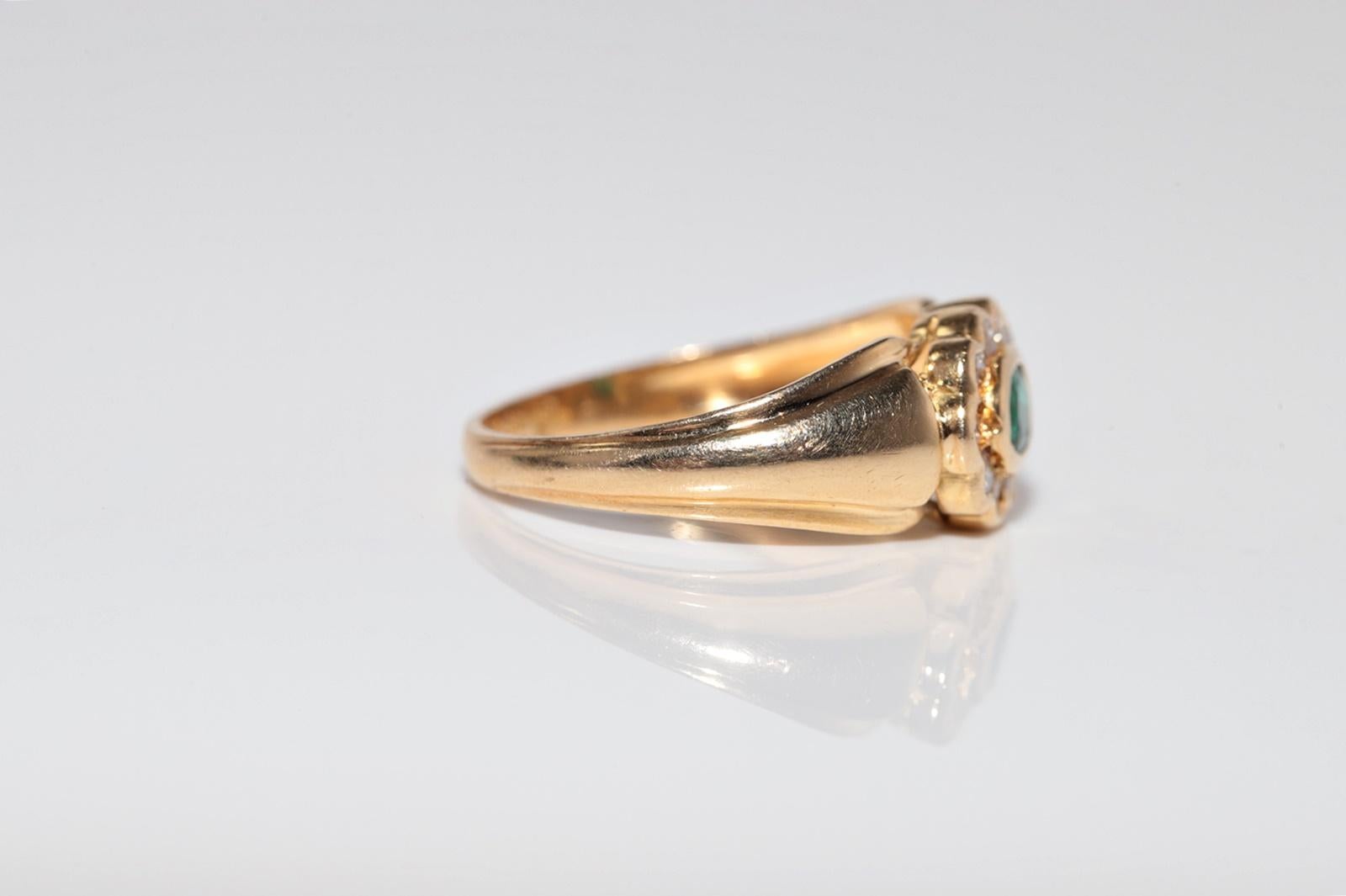 Vintage Circa 1980s 18k Gold Natural Diamond And Oval Cut Emerald Ring For Sale 4