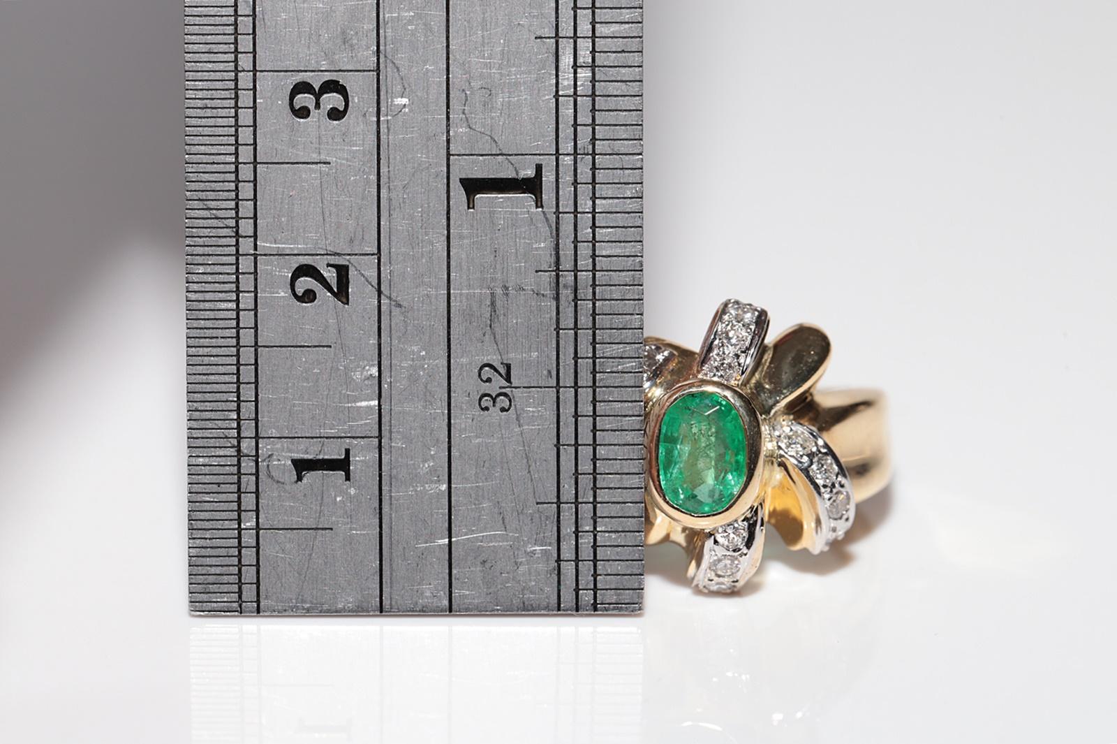 Vintage Circa 1980s 18k Gold Natural Diamond And Oval Cut Emerald Ring For Sale 4