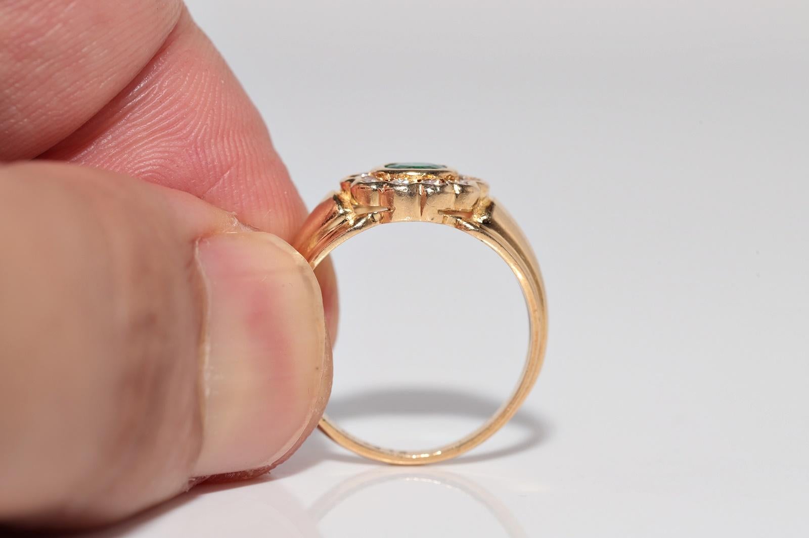 Vintage Circa 1980s 18k Gold Natural Diamond And Oval Cut Emerald Ring For Sale 5