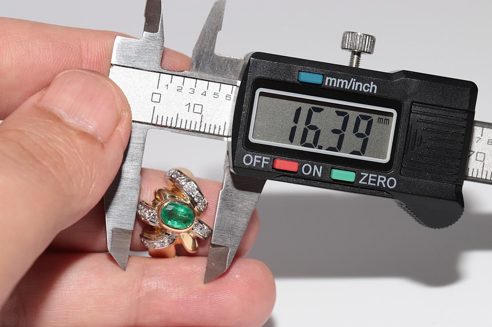 Vintage Circa 1980s 18k Gold Natural Diamond And Oval Cut Emerald Ring For Sale 5