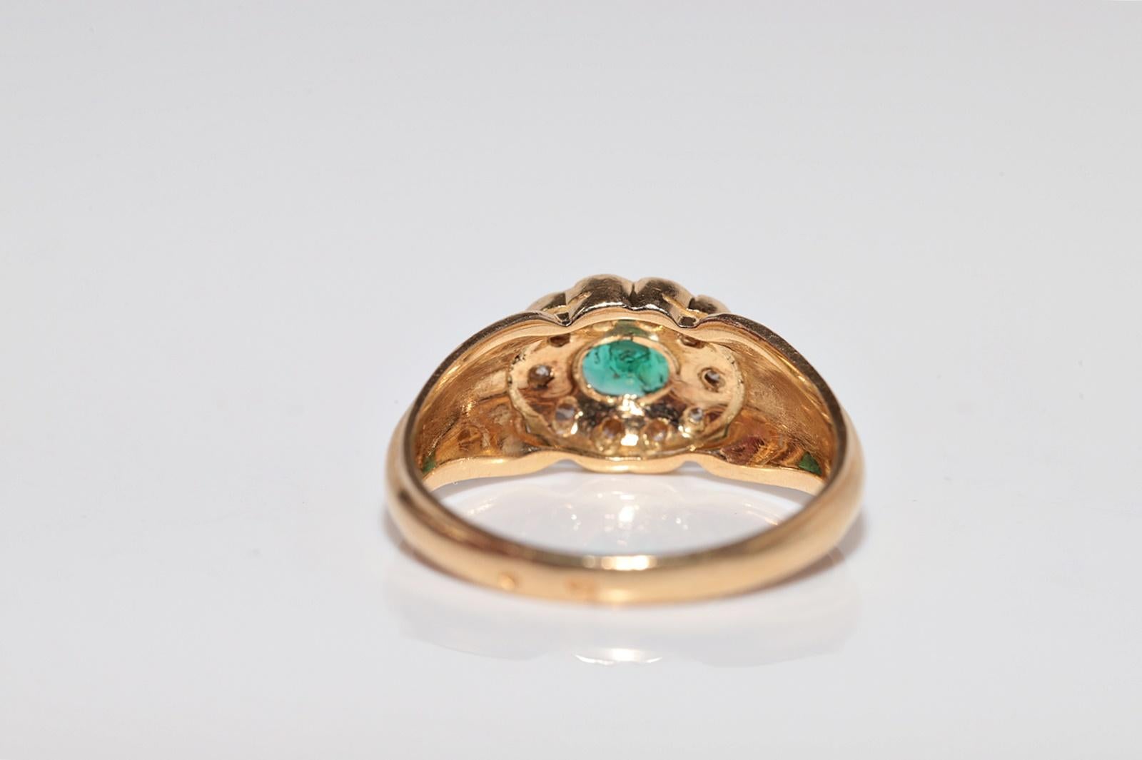 Vintage Circa 1980s 18k Gold Natural Diamond And Oval Cut Emerald Ring For Sale 6