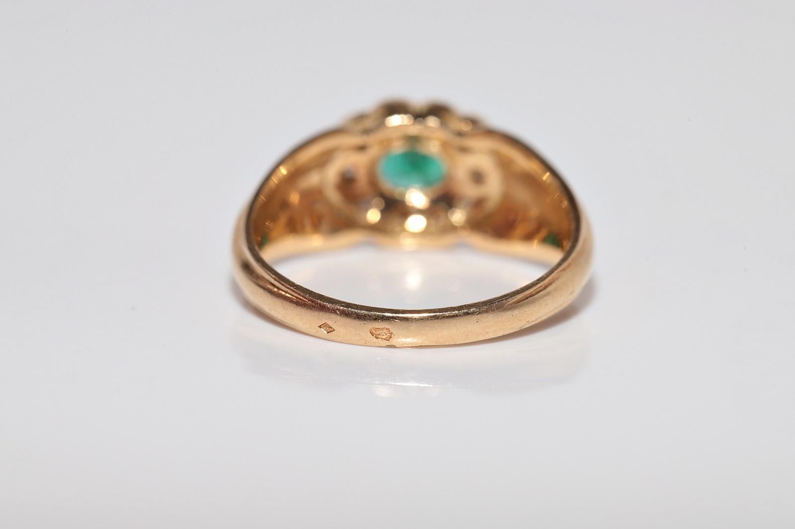 Vintage Circa 1980s 18k Gold Natural Diamond And Oval Cut Emerald Ring For Sale 7