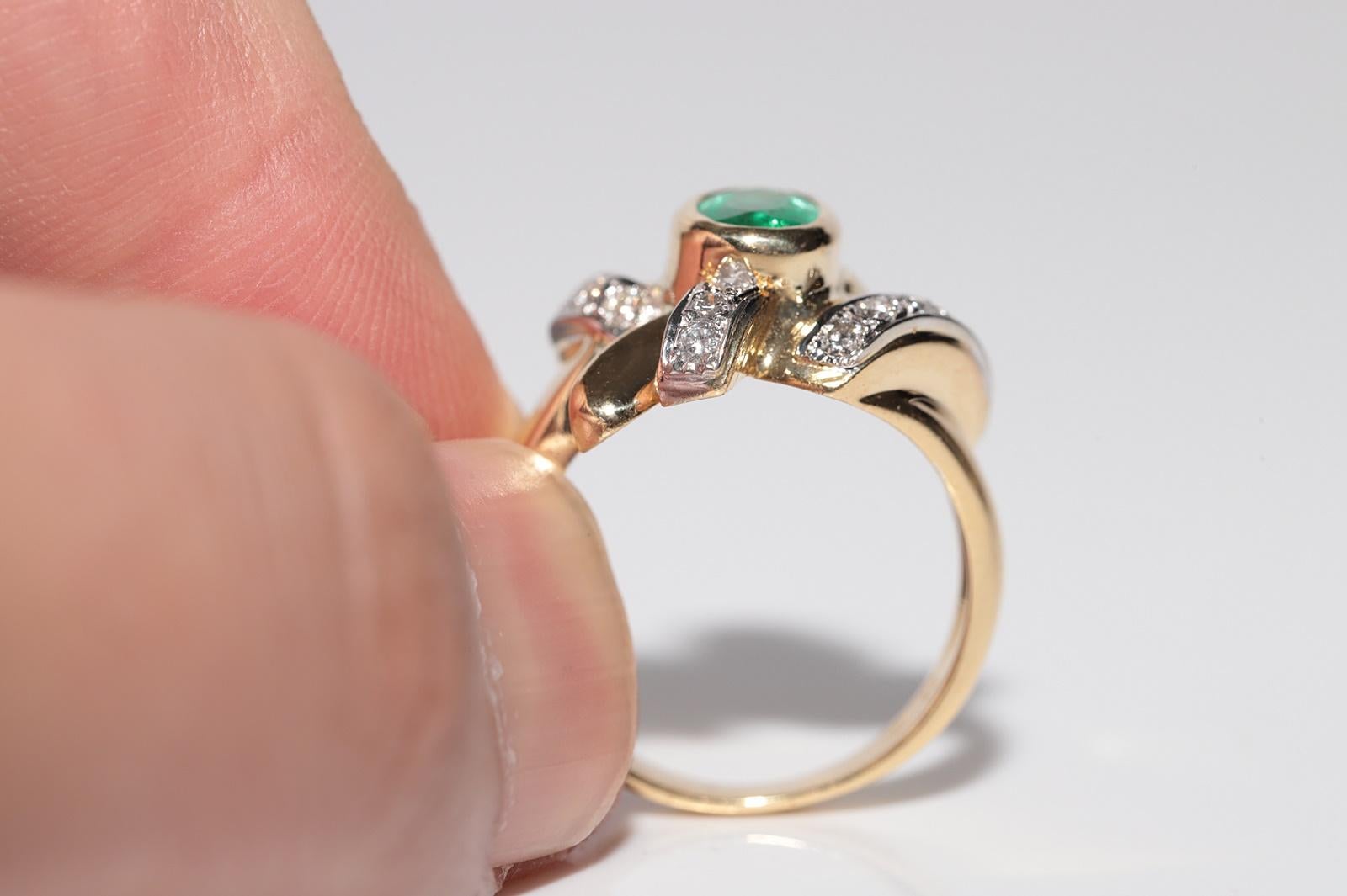 Vintage Circa 1980s 18k Gold Natural Diamond And Oval Cut Emerald Ring For Sale 7