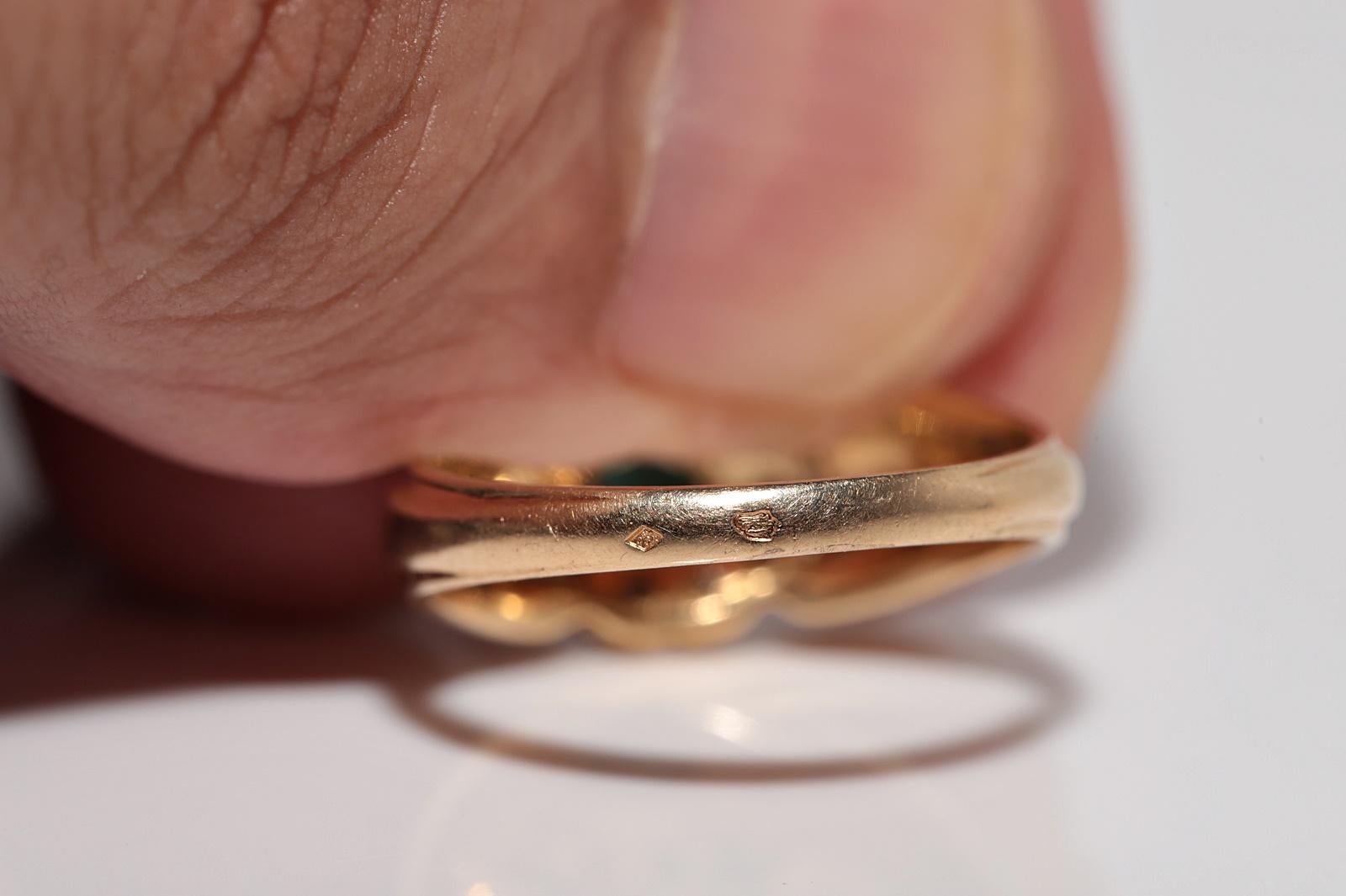 Vintage Circa 1980s 18k Gold Natural Diamond And Oval Cut Emerald Ring For Sale 8