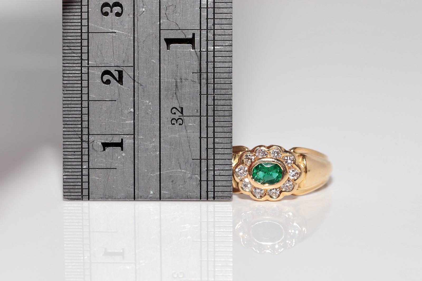 Vintage Circa 1980s 18k Gold Natural Diamond And Oval Cut Emerald Ring For Sale 9