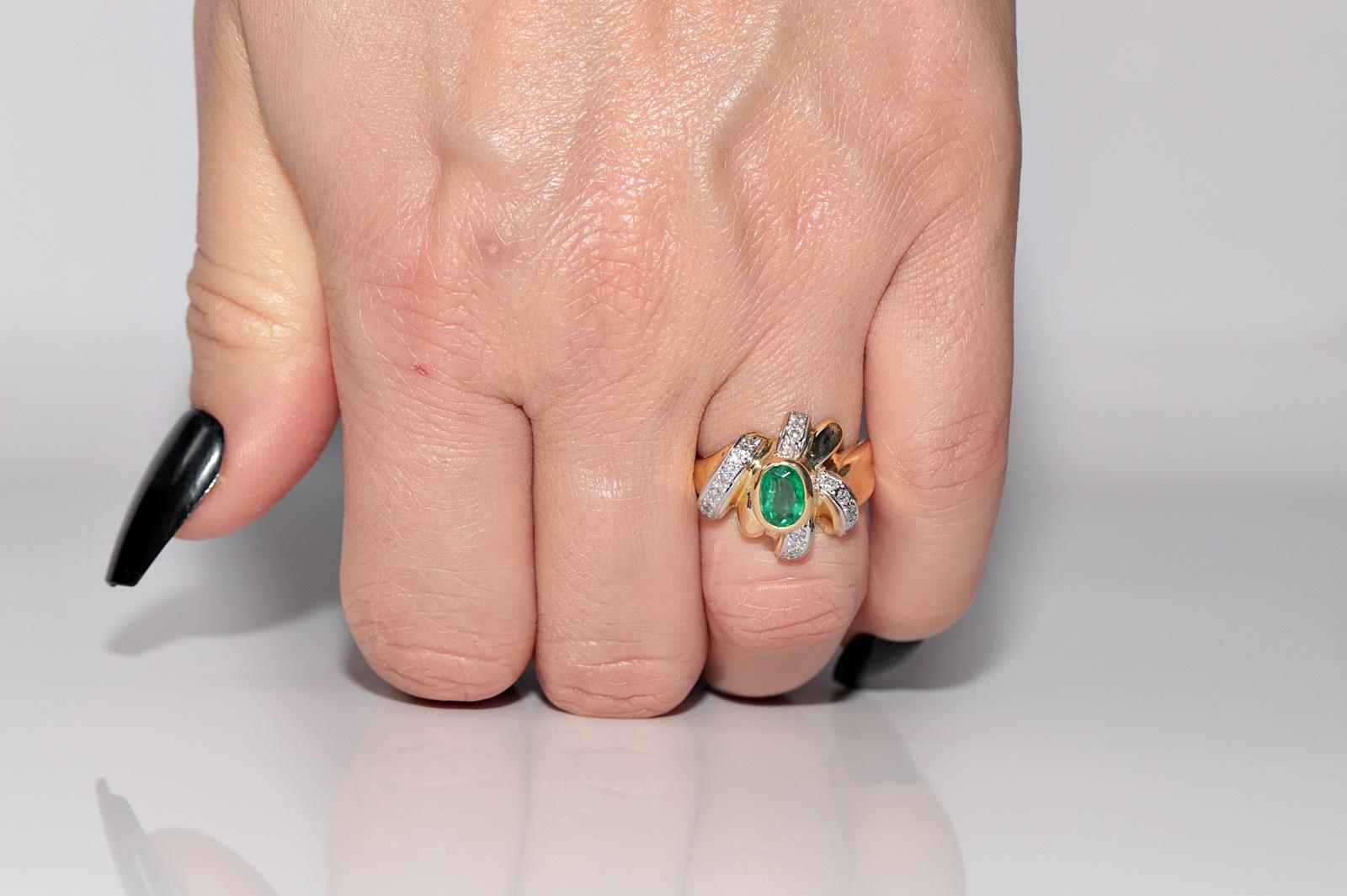 Vintage Circa 1980s 18k Gold Natural Diamond And Oval Cut Emerald Ring For Sale 9