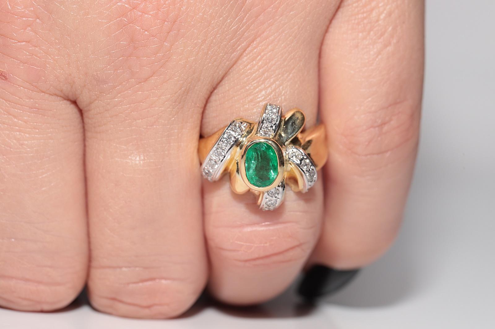 Vintage Circa 1980s 18k Gold Natural Diamond And Oval Cut Emerald Ring For Sale 10