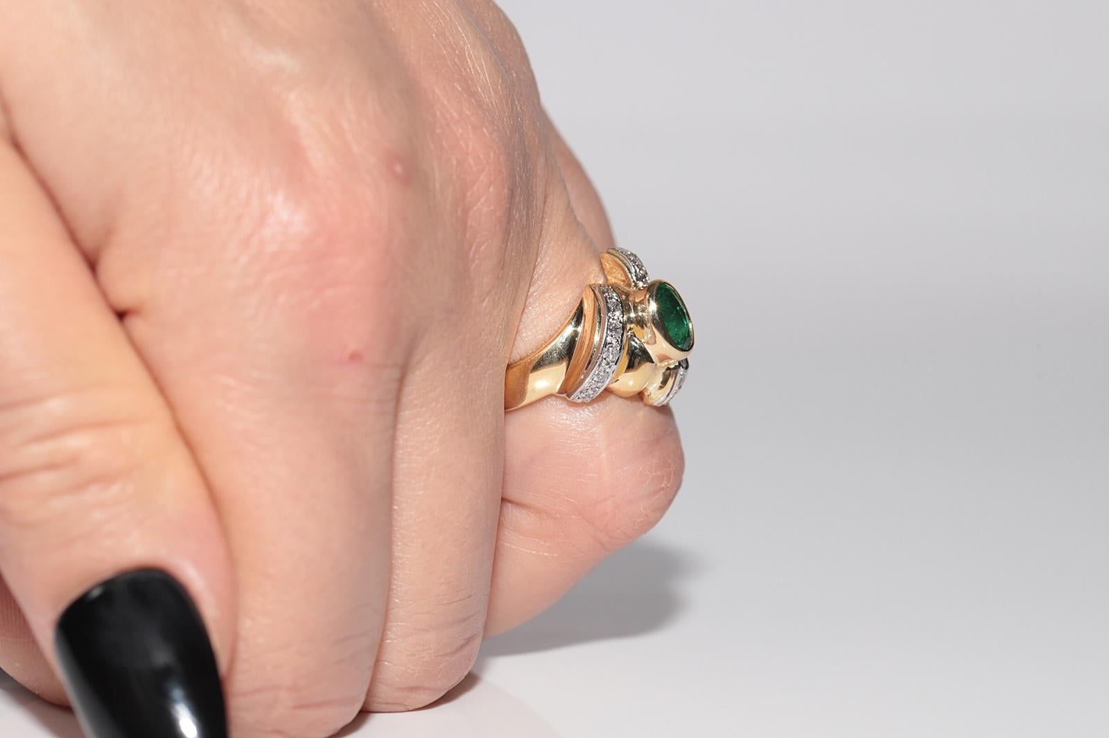 Vintage Circa 1980s 18k Gold Natural Diamond And Oval Cut Emerald Ring For Sale 11